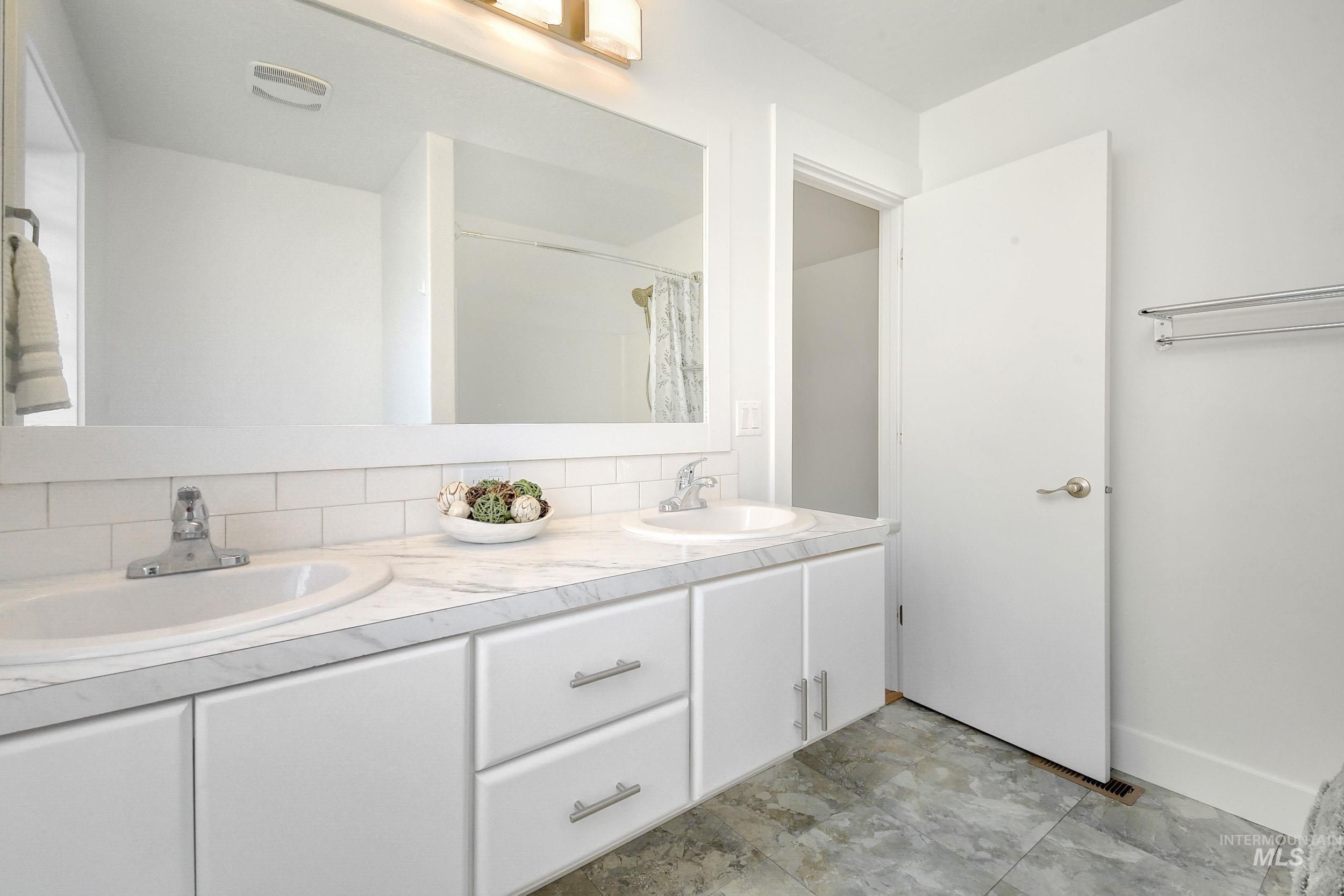 1577 Tamarack St, Fruitland, Idaho 83619, 2 Bedrooms, 2 Bathrooms, Residential For Sale, Price $360,000,MLS 98968899