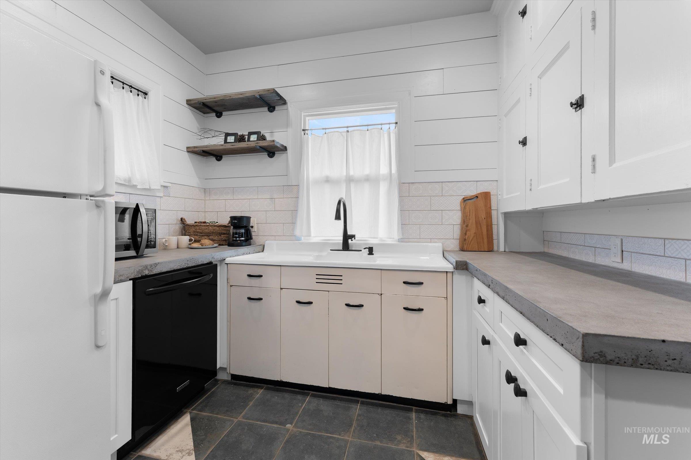 160 E Arthur Ave., Glenns Ferry, Idaho 83623, 2 Bedrooms, 1 Bathroom, Residential For Sale, Price $299,000,MLS 98968905