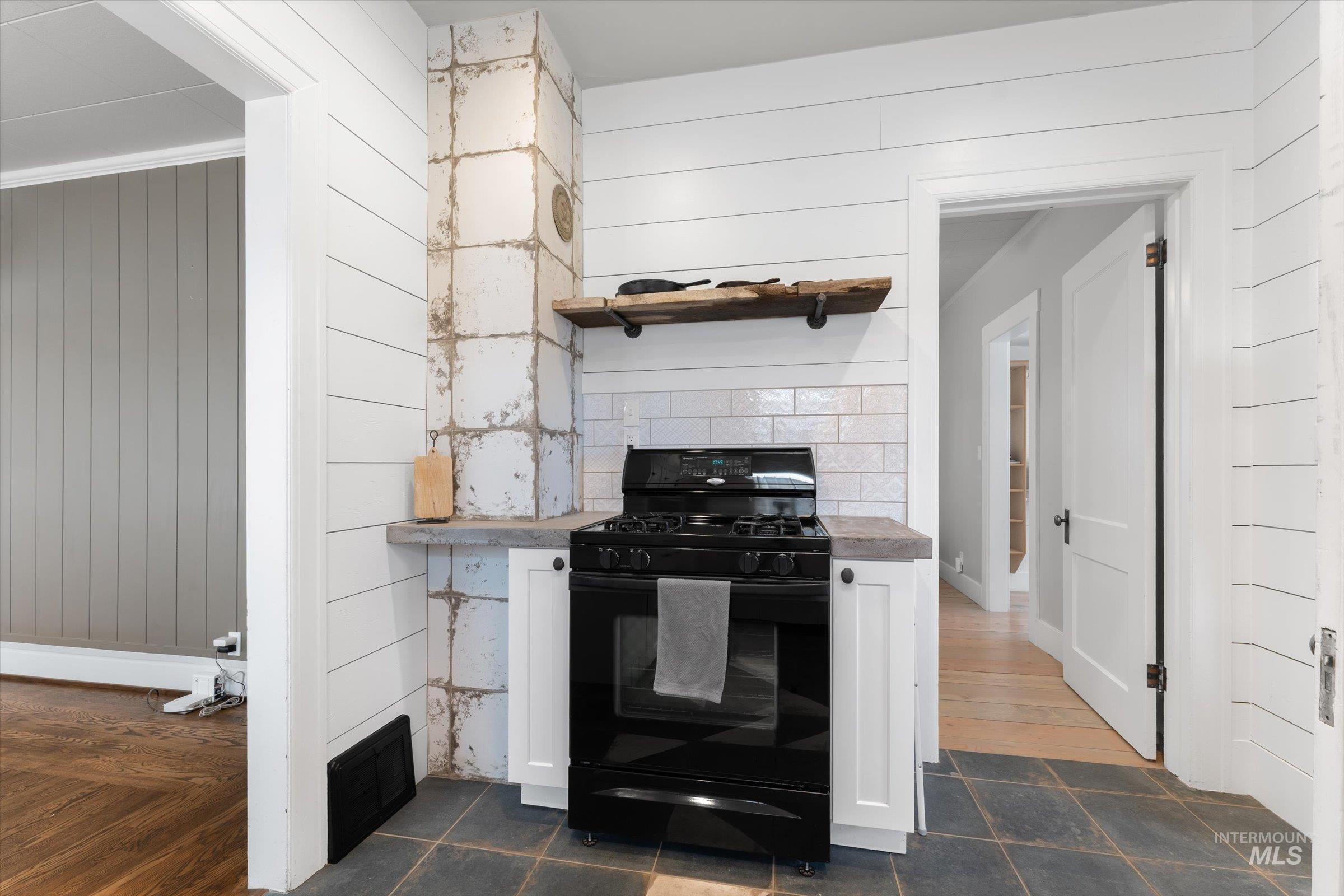 160 E Arthur Ave., Glenns Ferry, Idaho 83623, 2 Bedrooms, 1 Bathroom, Residential For Sale, Price $299,000,MLS 98968905