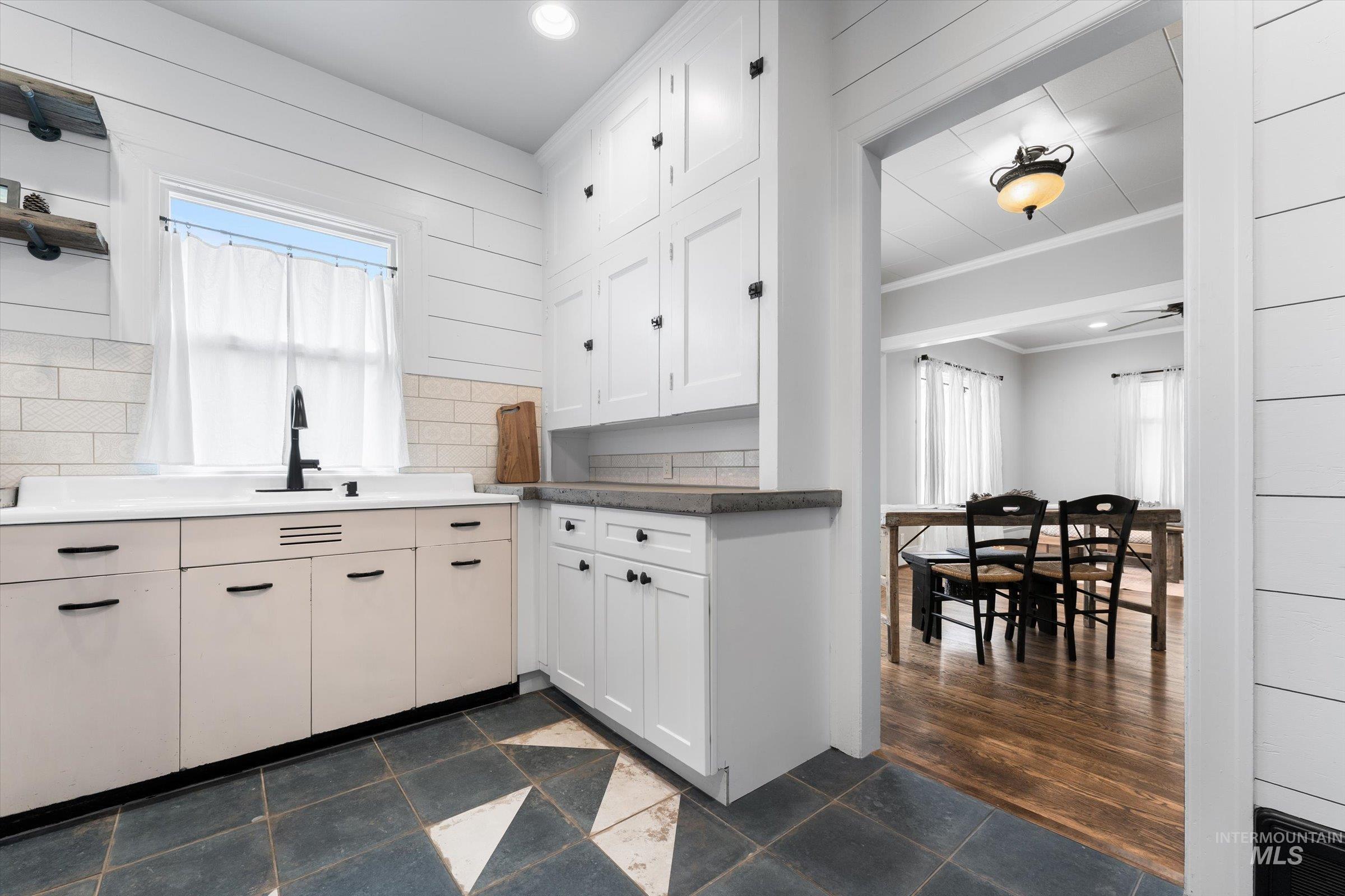 160 E Arthur Ave., Glenns Ferry, Idaho 83623, 2 Bedrooms, 1 Bathroom, Residential For Sale, Price $299,000,MLS 98968905