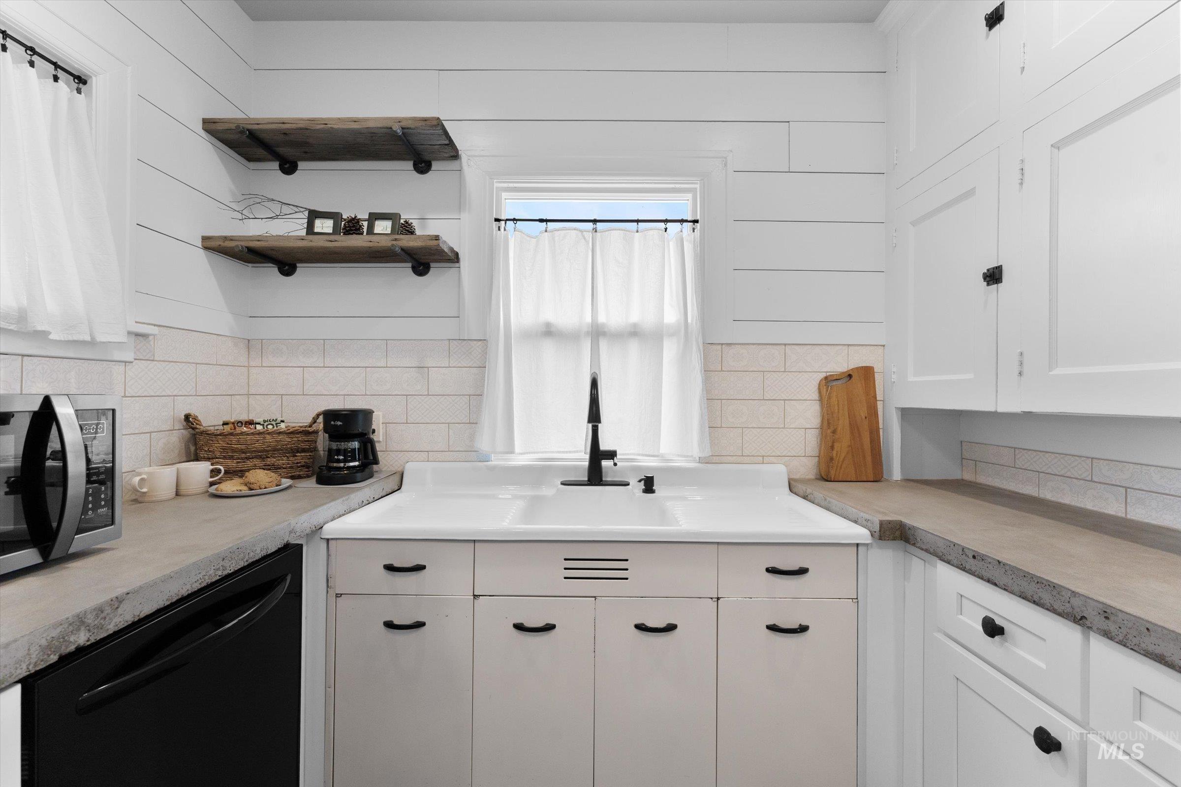 160 E Arthur Ave., Glenns Ferry, Idaho 83623, 2 Bedrooms, 1 Bathroom, Residential For Sale, Price $299,000,MLS 98968905