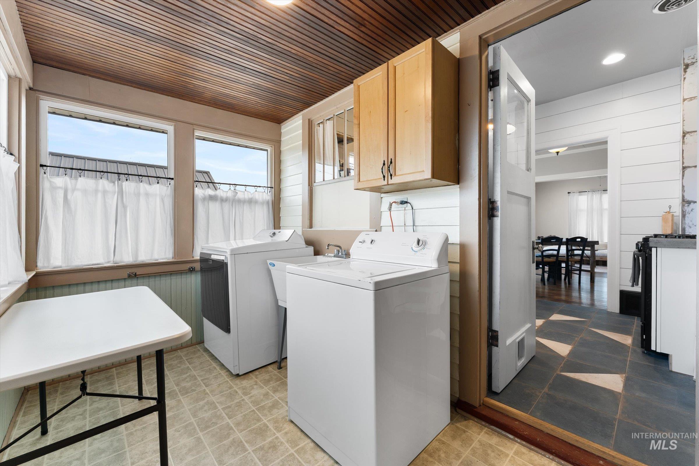 160 E Arthur Ave., Glenns Ferry, Idaho 83623, 2 Bedrooms, 1 Bathroom, Residential For Sale, Price $299,000,MLS 98968905