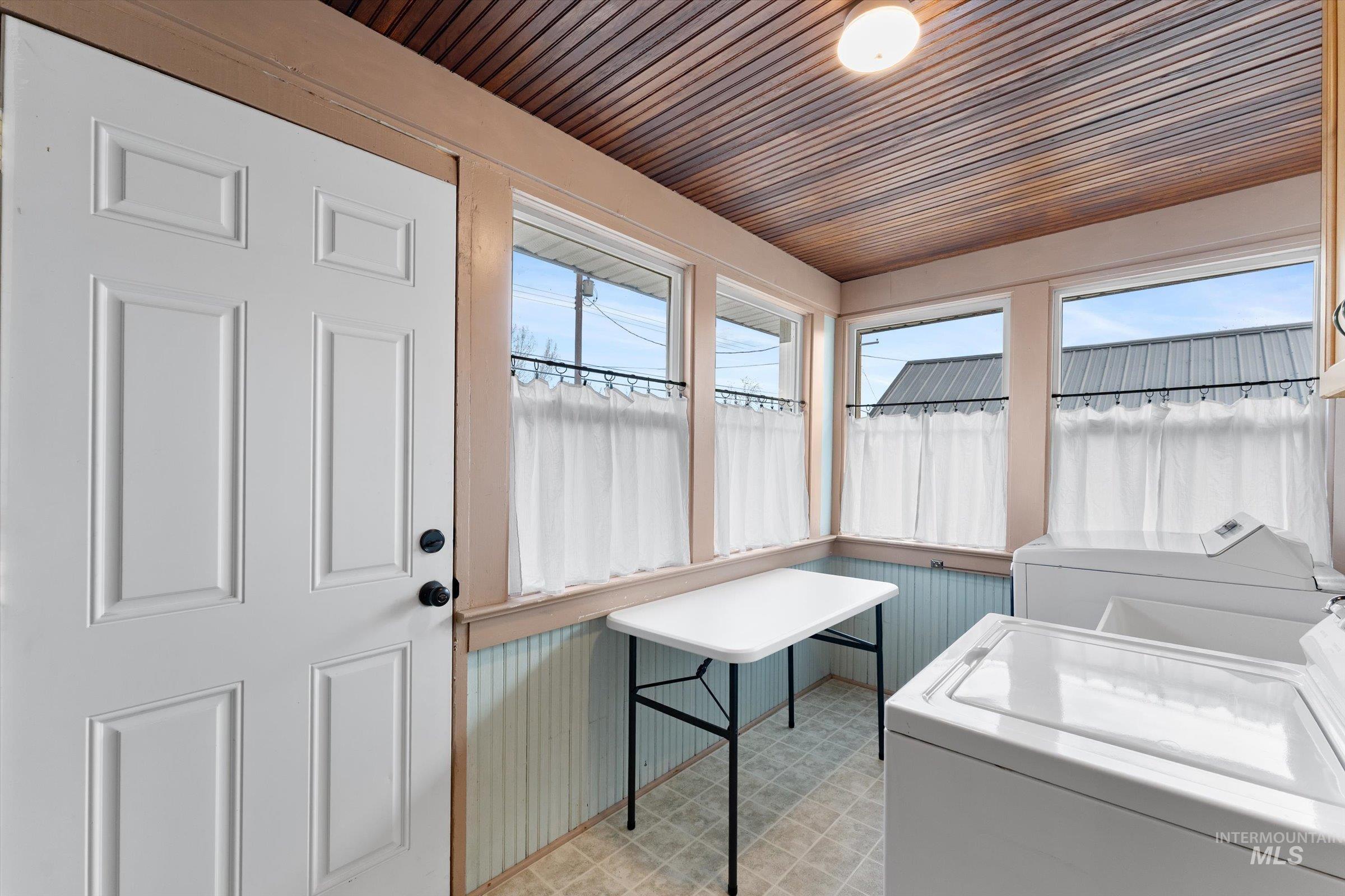 160 E Arthur Ave., Glenns Ferry, Idaho 83623, 2 Bedrooms, 1 Bathroom, Residential For Sale, Price $299,000,MLS 98968905