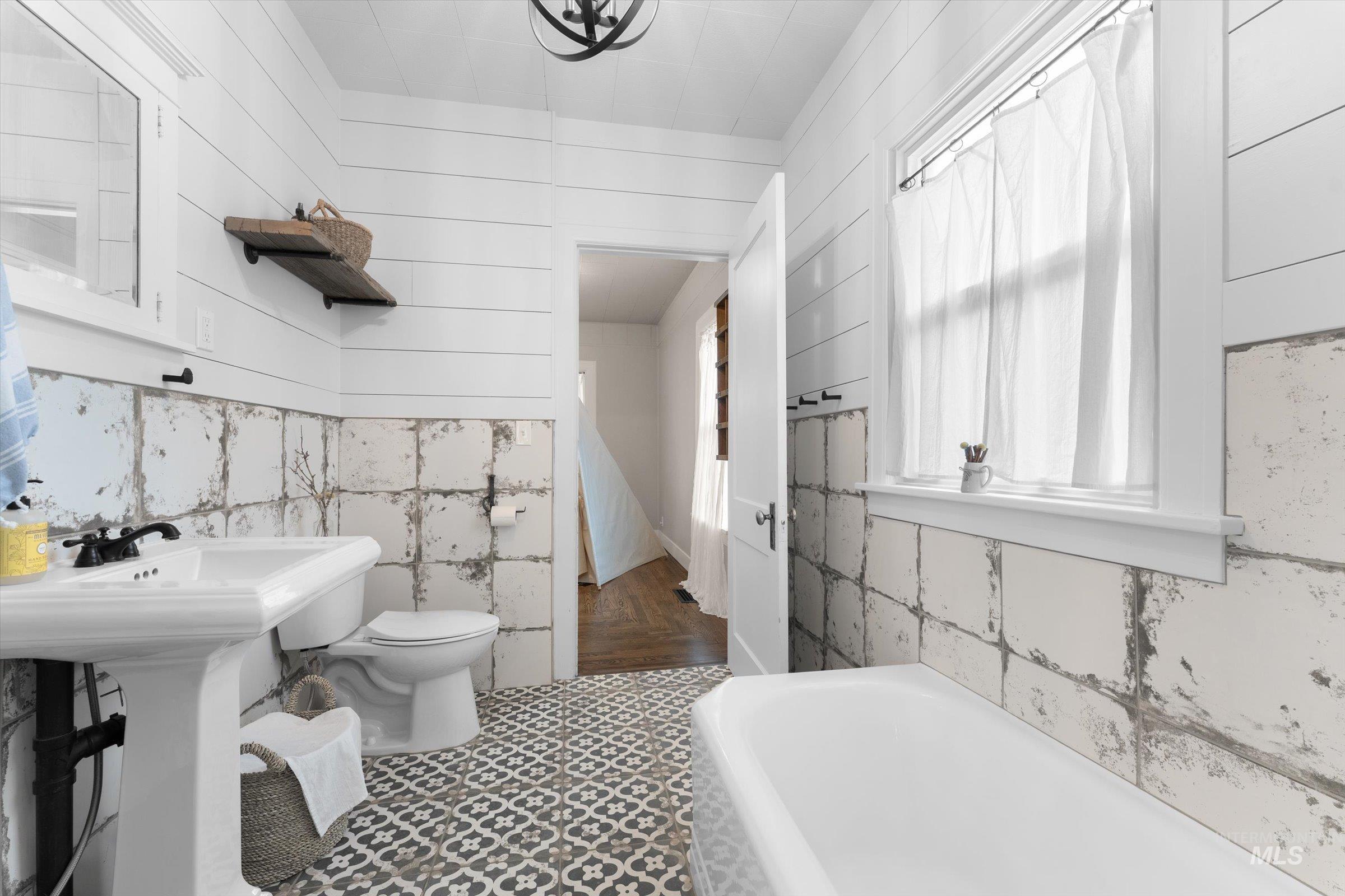 160 E Arthur Ave., Glenns Ferry, Idaho 83623, 2 Bedrooms, 1 Bathroom, Residential For Sale, Price $299,000,MLS 98968905