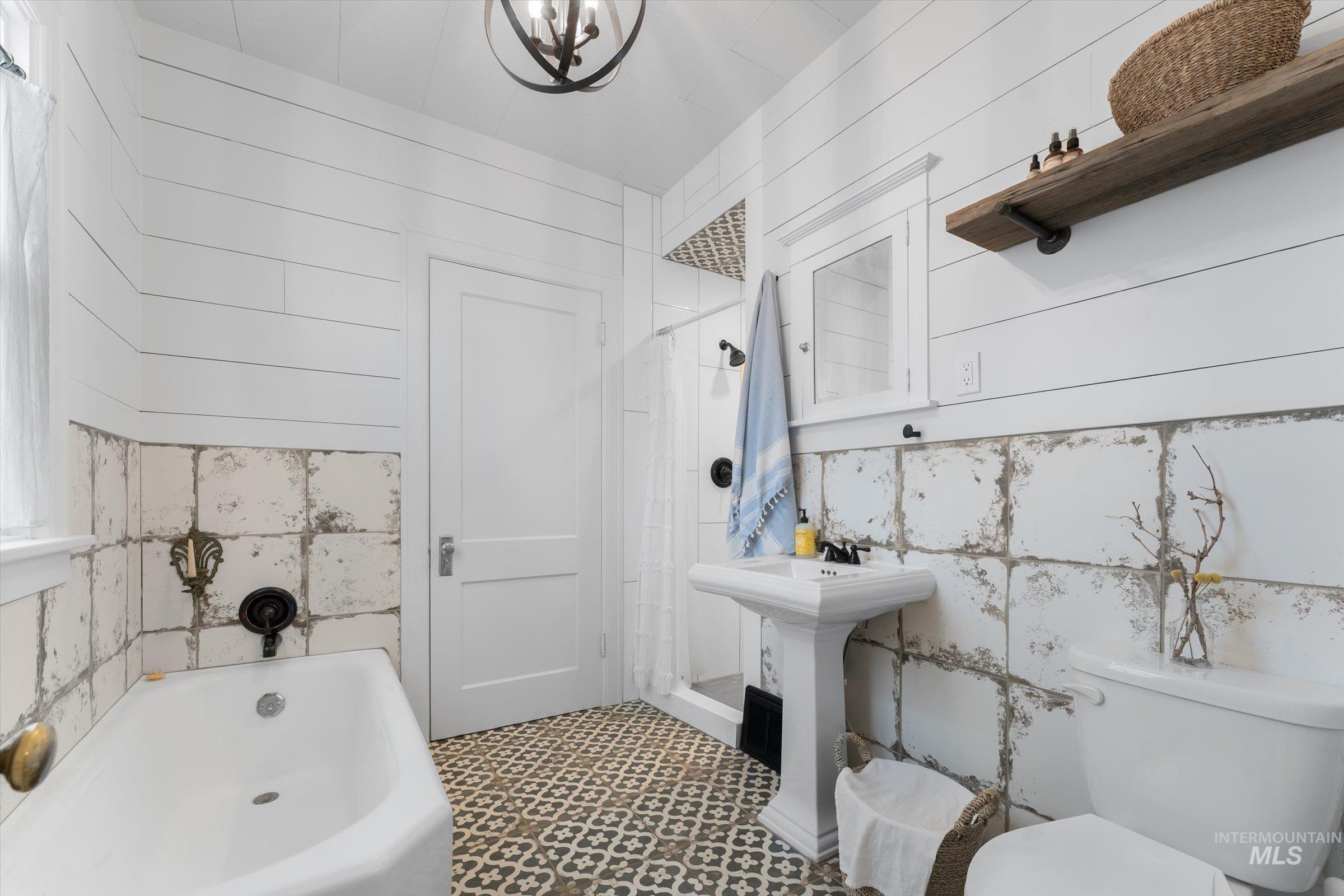 160 E Arthur Ave., Glenns Ferry, Idaho 83623, 2 Bedrooms, 1 Bathroom, Residential For Sale, Price $299,000,MLS 98968905