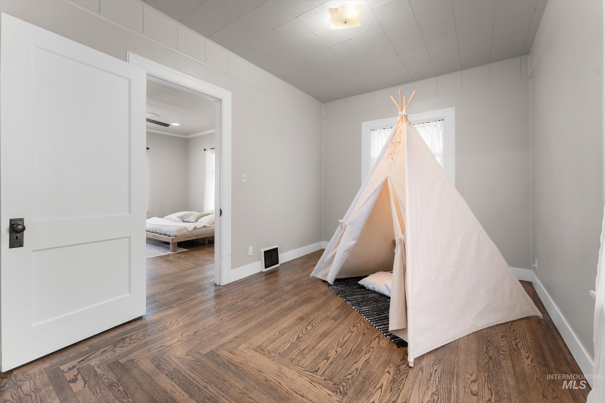 160 E Arthur Ave., Glenns Ferry, Idaho 83623, 2 Bedrooms, 1 Bathroom, Residential For Sale, Price $299,000,MLS 98968905