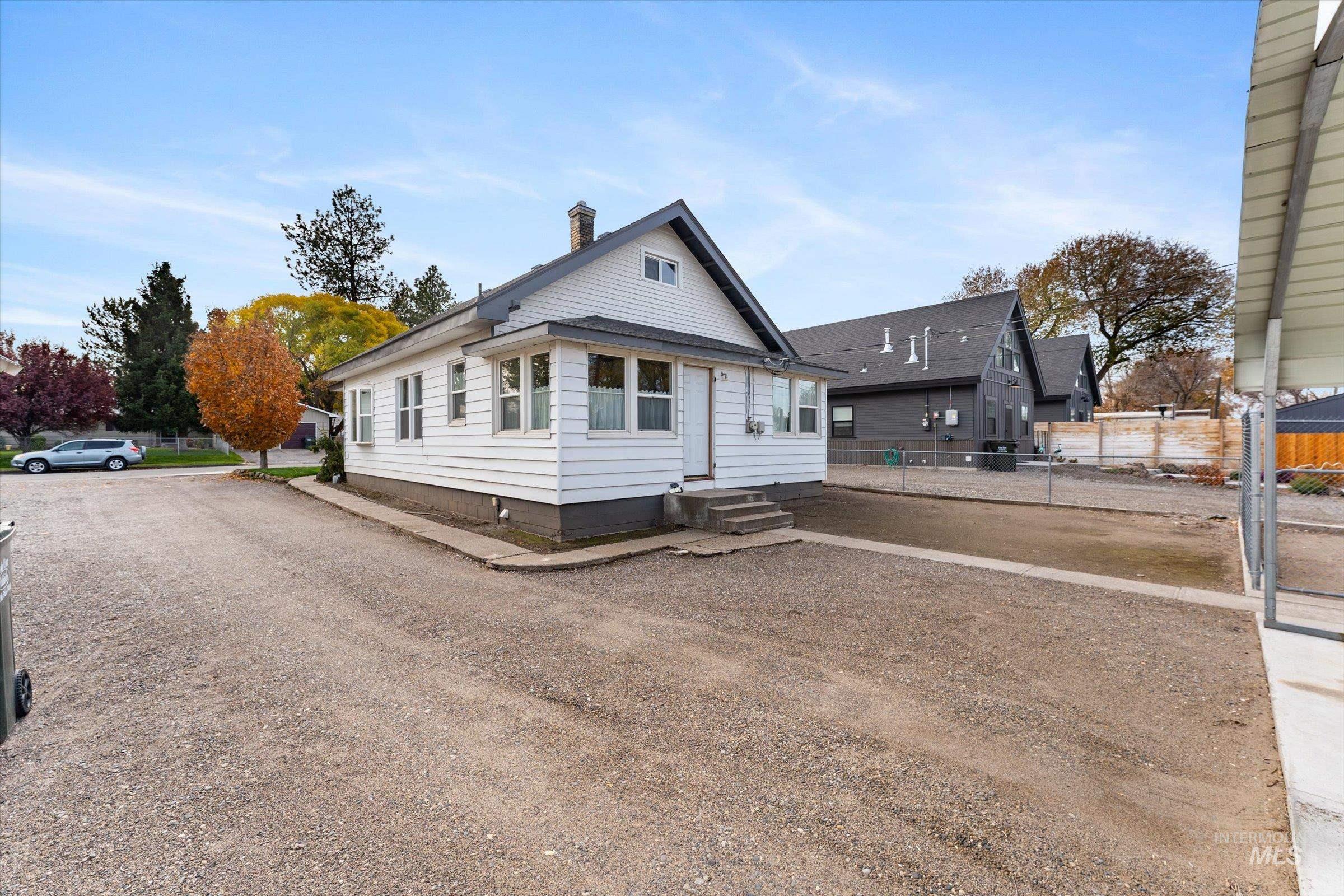 160 E Arthur Ave., Glenns Ferry, Idaho 83623, 2 Bedrooms, 1 Bathroom, Residential For Sale, Price $299,000,MLS 98968905