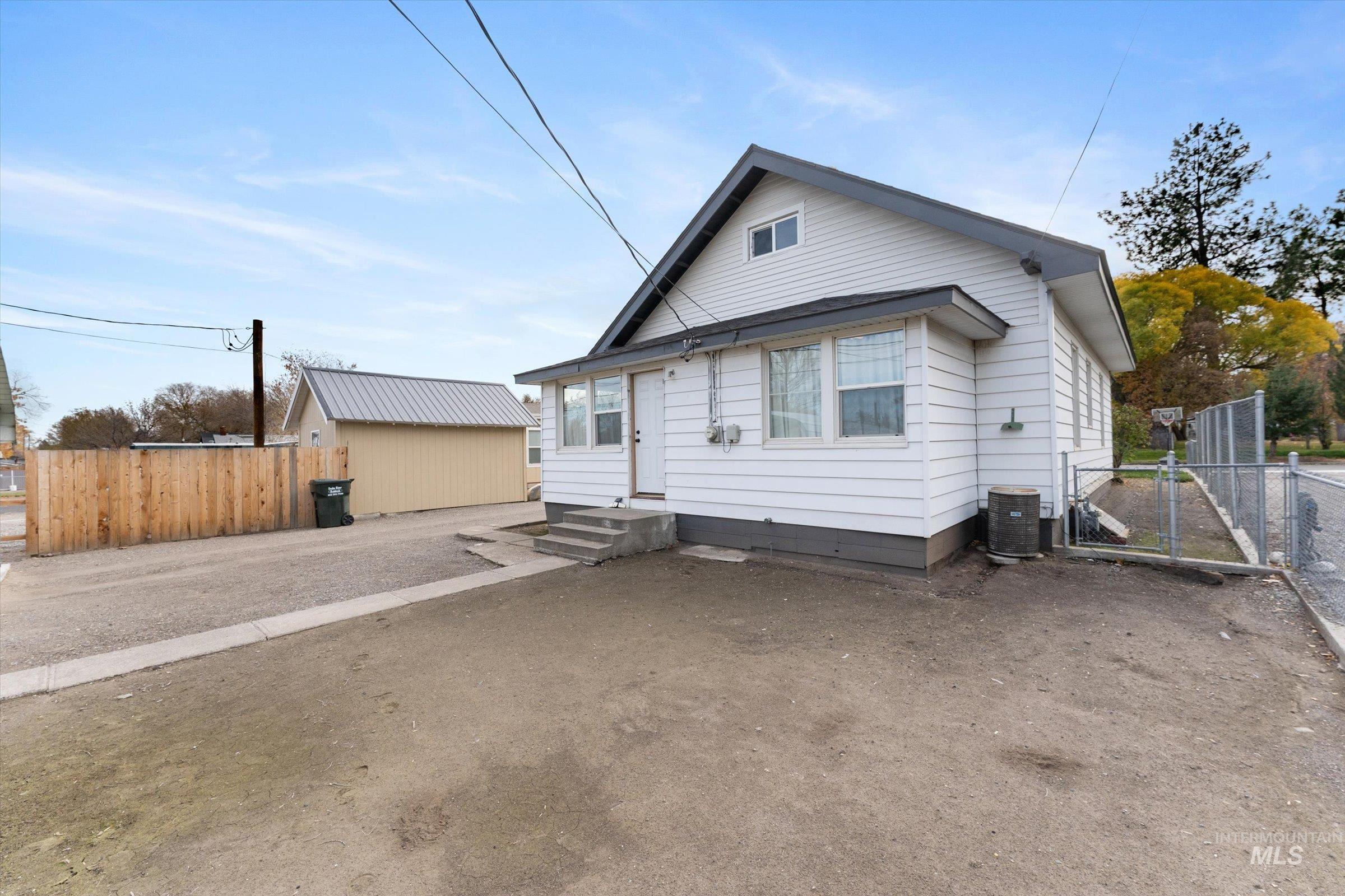 160 E Arthur Ave., Glenns Ferry, Idaho 83623, 2 Bedrooms, 1 Bathroom, Residential For Sale, Price $299,000,MLS 98968905