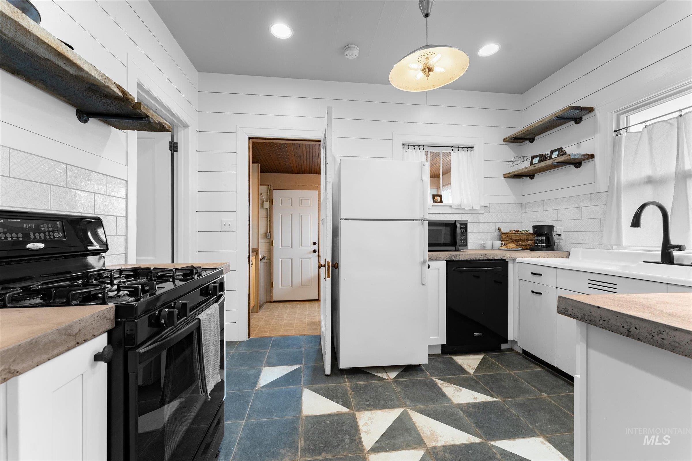 160 E Arthur Ave., Glenns Ferry, Idaho 83623, 2 Bedrooms, 1 Bathroom, Residential For Sale, Price $299,000,MLS 98968905