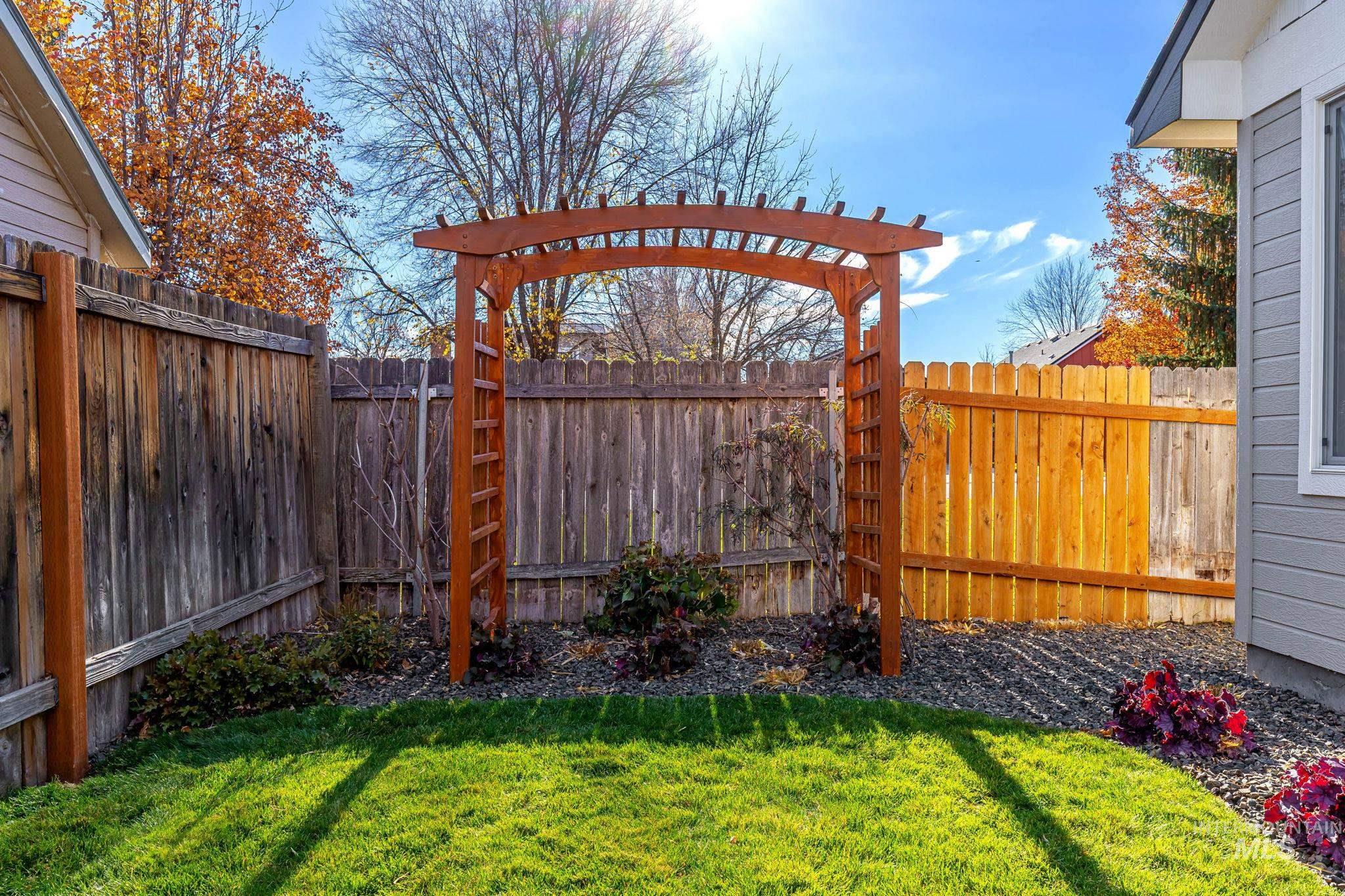 5305 N Pierce Park Ln., Boise, Idaho 83714, 3 Bedrooms, 2 Bathrooms, Residential For Sale, Price $473,900,MLS 98968929