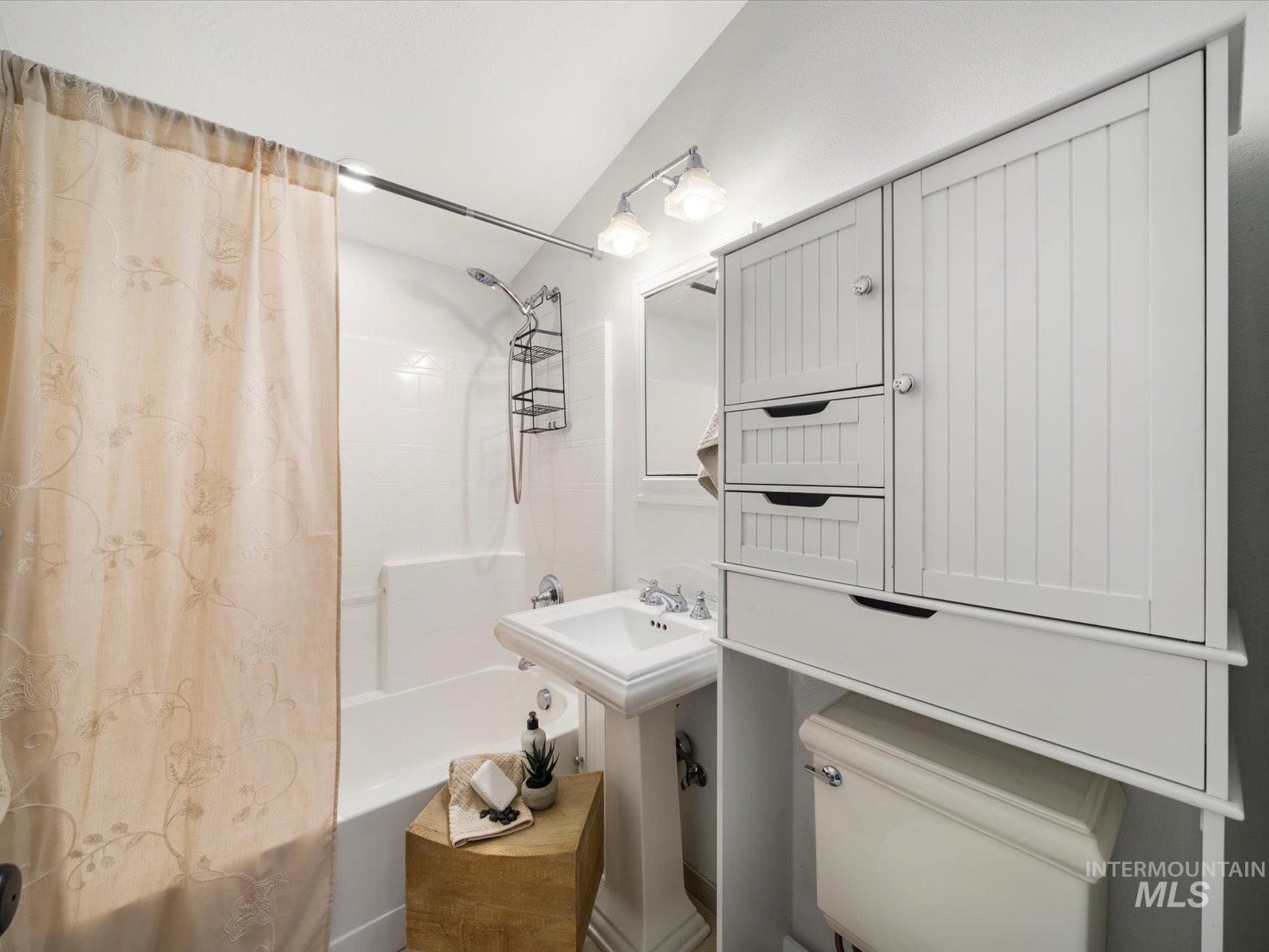 213 Village Lane, Boise, Idaho 83702, 2 Bedrooms, 1 Bathroom, Residential For Sale, Price $359,900,MLS 98968971