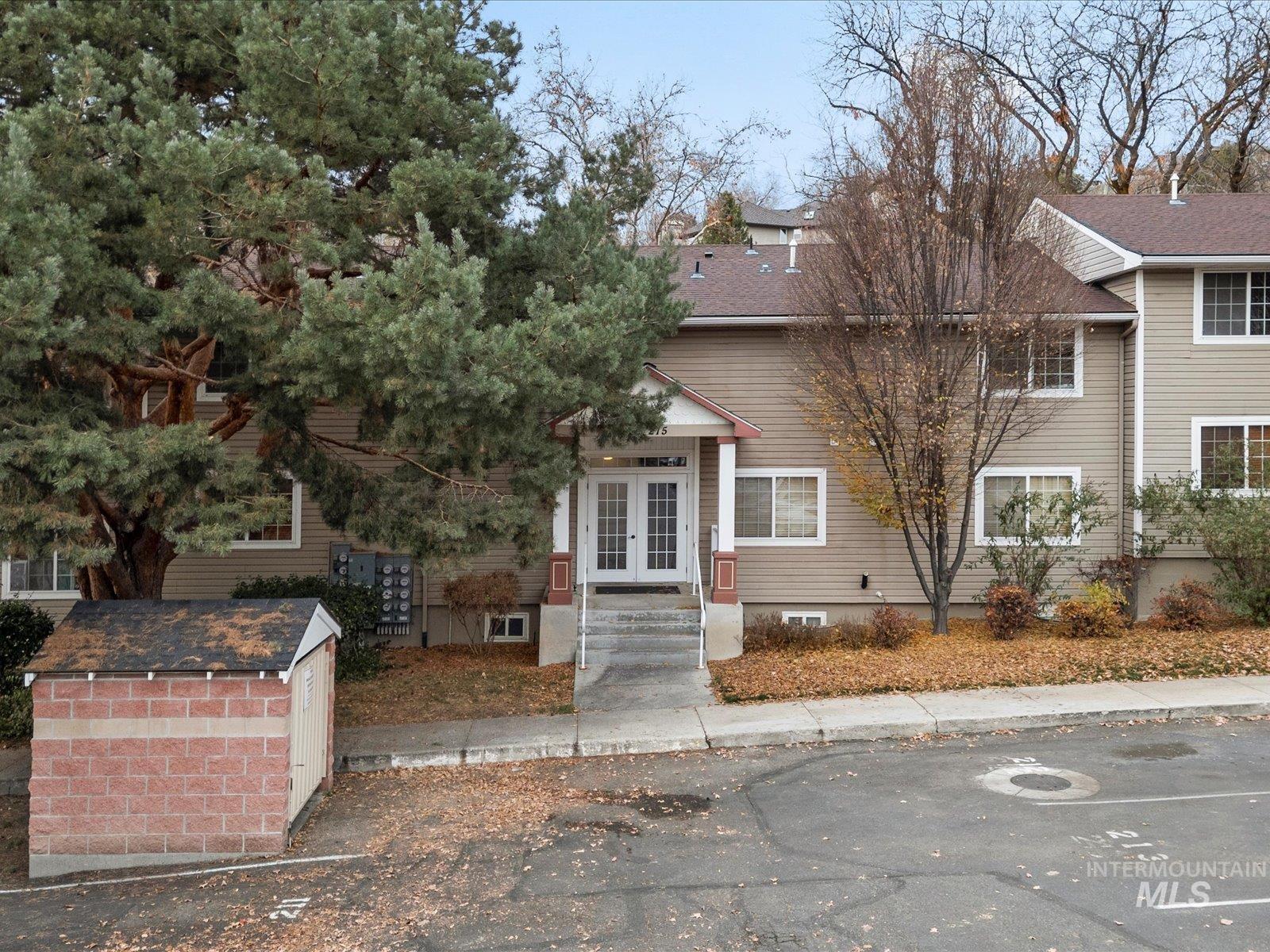 213 Village Lane, Boise, Idaho 83702, 2 Bedrooms, 1 Bathroom, Residential For Sale, Price $359,900,MLS 98968971