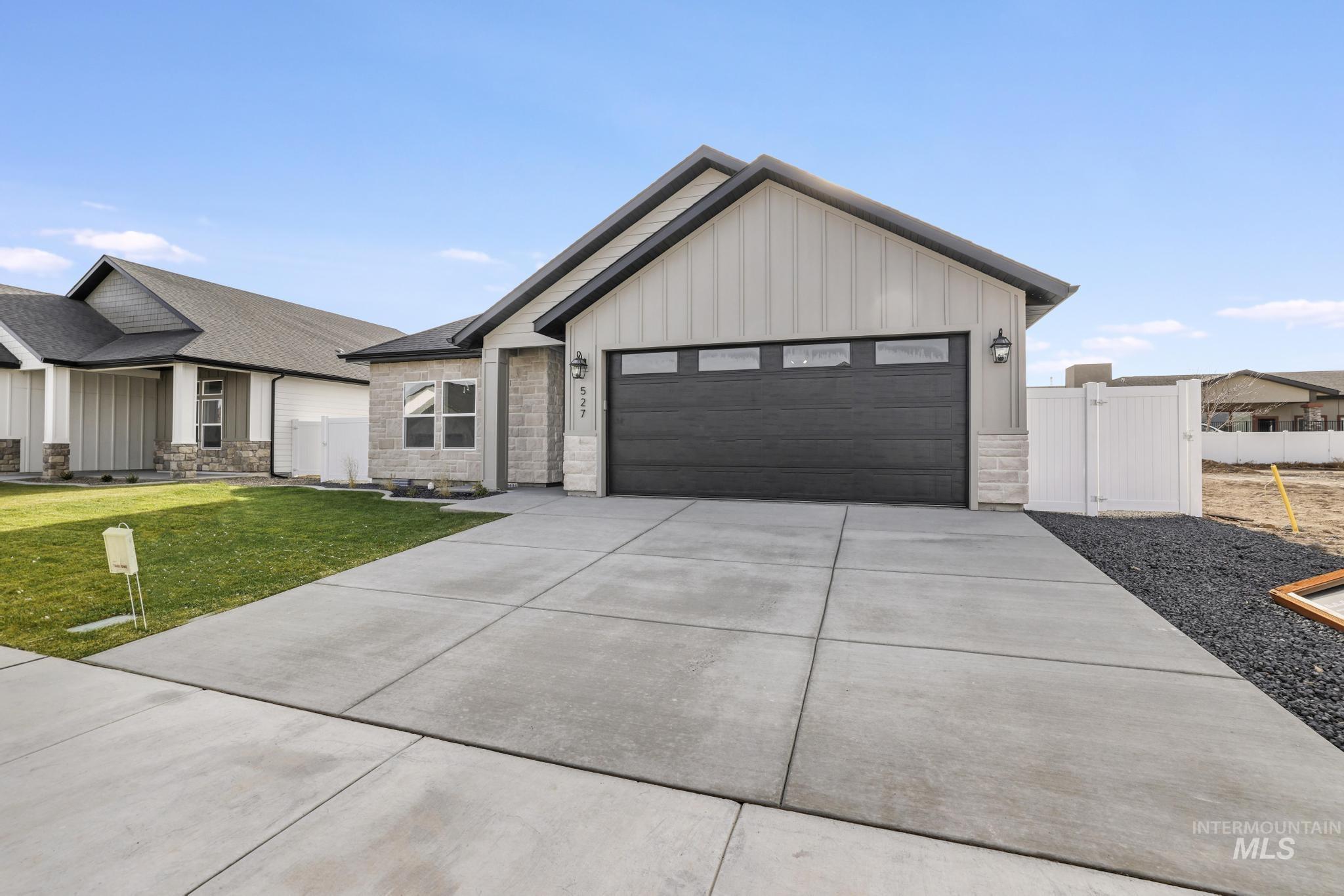 527 Falling Leaf Lane, Twin Falls, Idaho 83301, 3 Bedrooms, 2 Bathrooms, Residential For Sale, Price $509,000,MLS 98968987