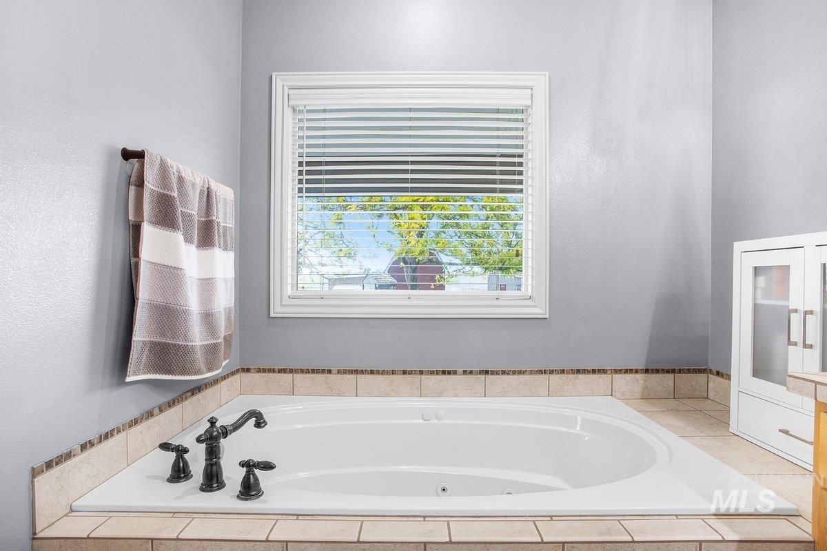 12195 S Hawk Haven Ave, Kuna, Idaho 83634-2601, 4 Bedrooms, 3 Bathrooms, Residential For Sale, Price $1,250,000,MLS 98968988