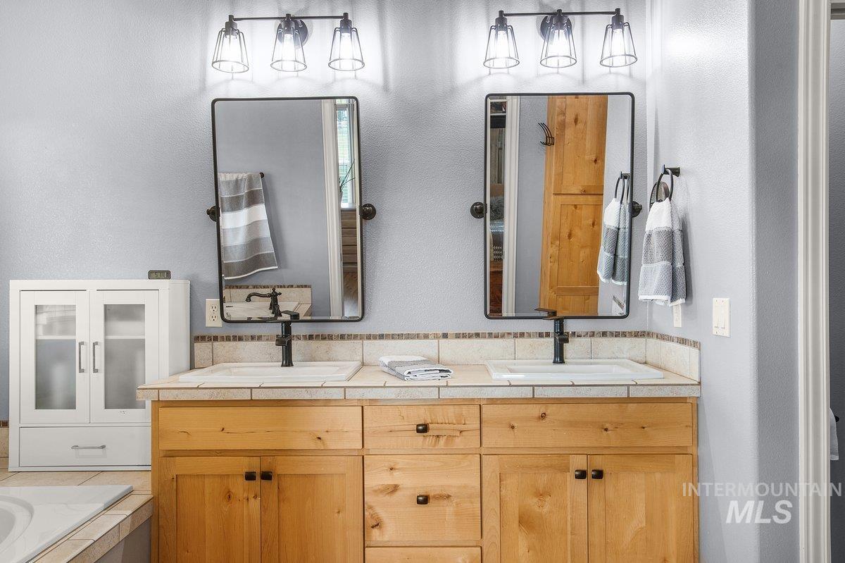 12195 S Hawk Haven Ave, Kuna, Idaho 83634-2601, 4 Bedrooms, 3 Bathrooms, Residential For Sale, Price $1,250,000,MLS 98968988