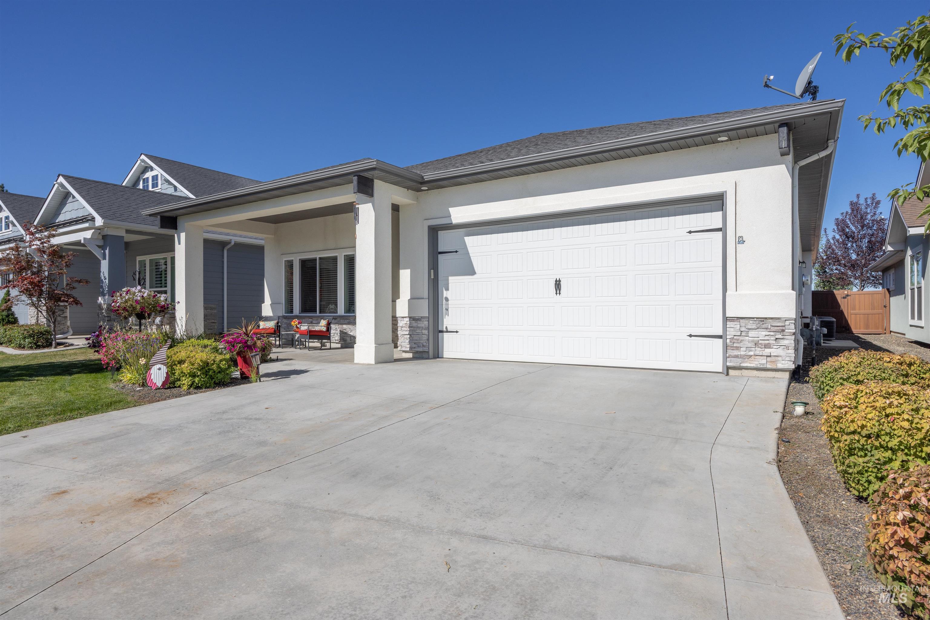 6847 N Cathedral Lane, Eagle, Idaho 83646-8408, 3 Bedrooms, 2 Bathrooms, Residential For Sale, Price $599,900,MLS 98968990