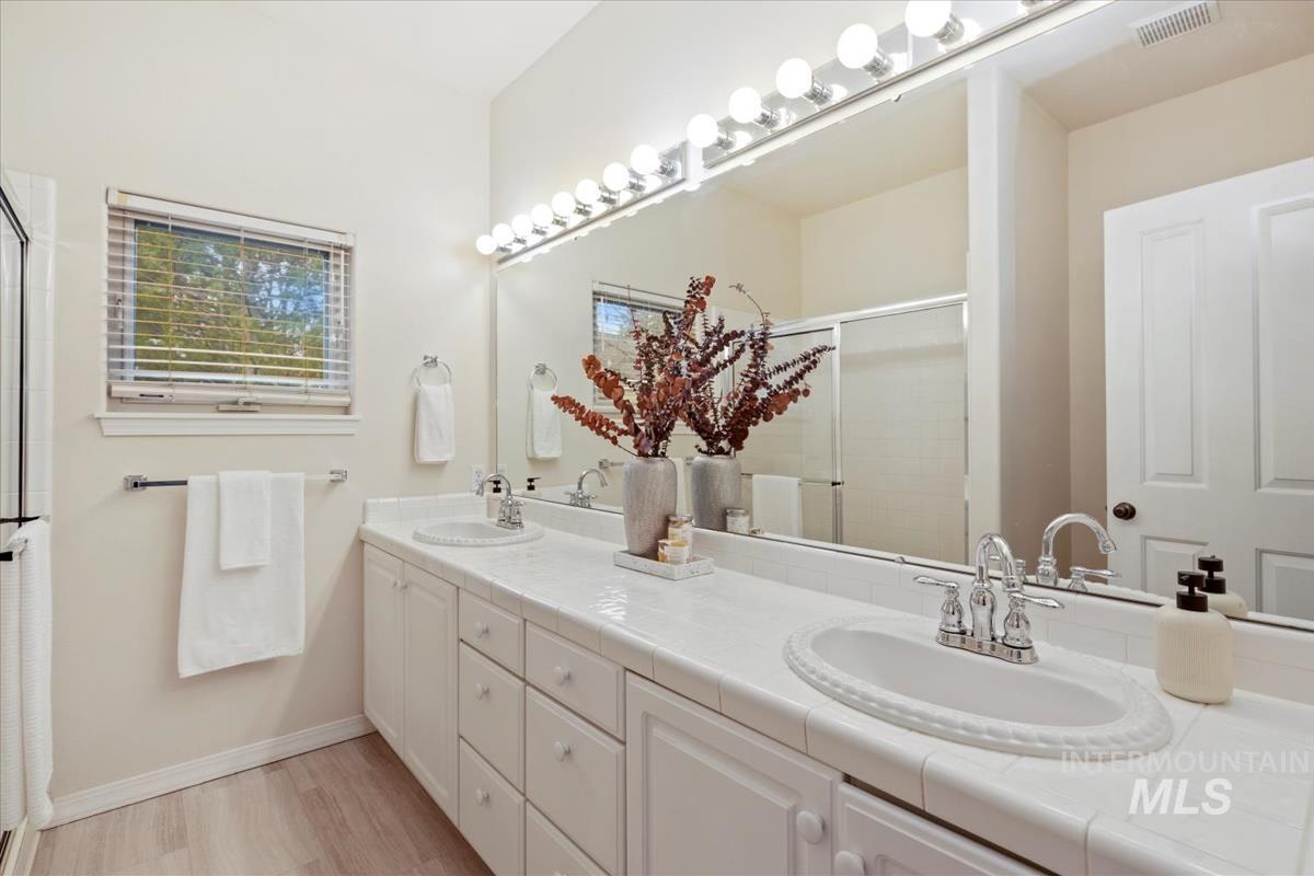 812 E Riverpark Lane, Boise, Idaho 83716, 2 Bedrooms, 2.5 Bathrooms, Residential For Sale, Price $585,000,MLS 98968993