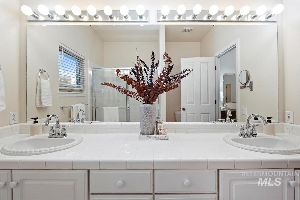 812 E Riverpark Lane, Boise, Idaho 83716, 2 Bedrooms, 2.5 Bathrooms, Residential For Sale, Price $585,000,MLS 98968993