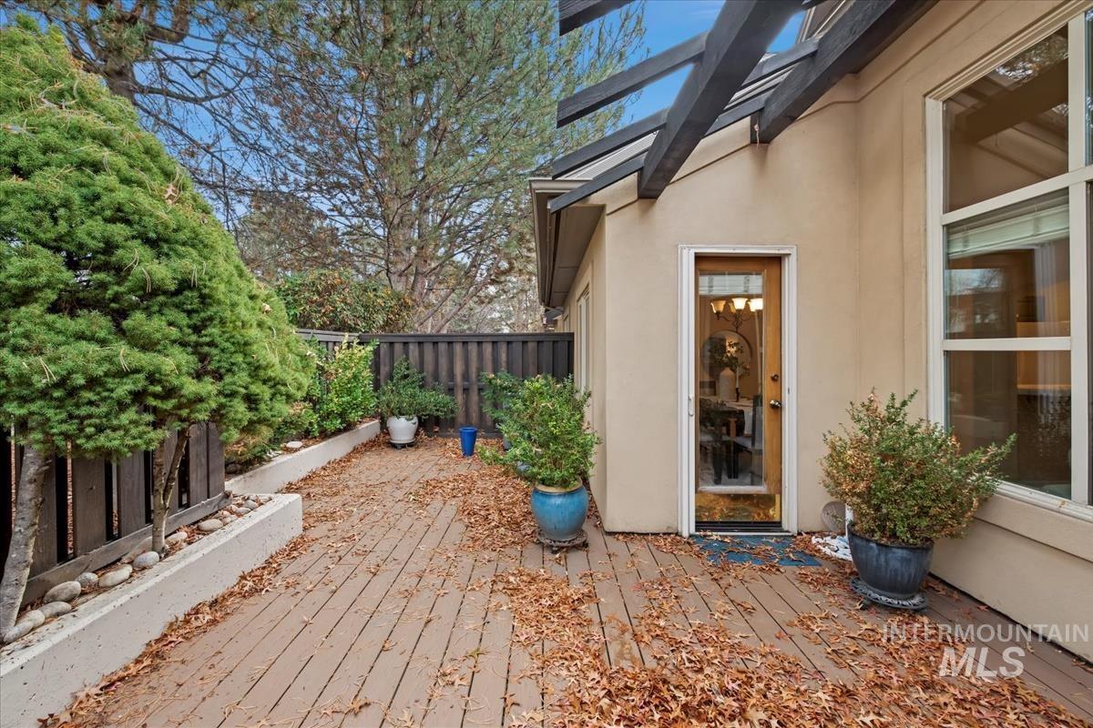 812 E Riverpark Lane, Boise, Idaho 83716, 2 Bedrooms, 2.5 Bathrooms, Residential For Sale, Price $585,000,MLS 98968993