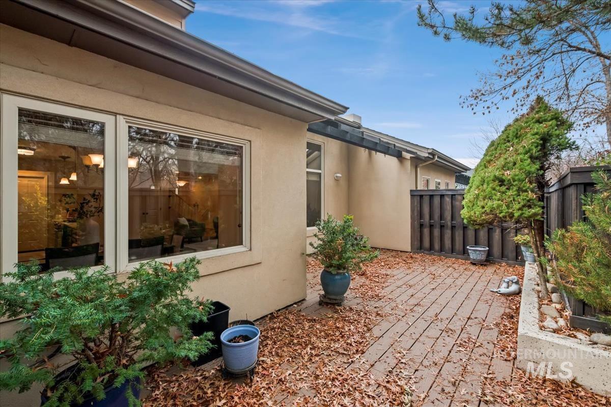 812 E Riverpark Lane, Boise, Idaho 83716, 2 Bedrooms, 2.5 Bathrooms, Residential For Sale, Price $585,000,MLS 98968993