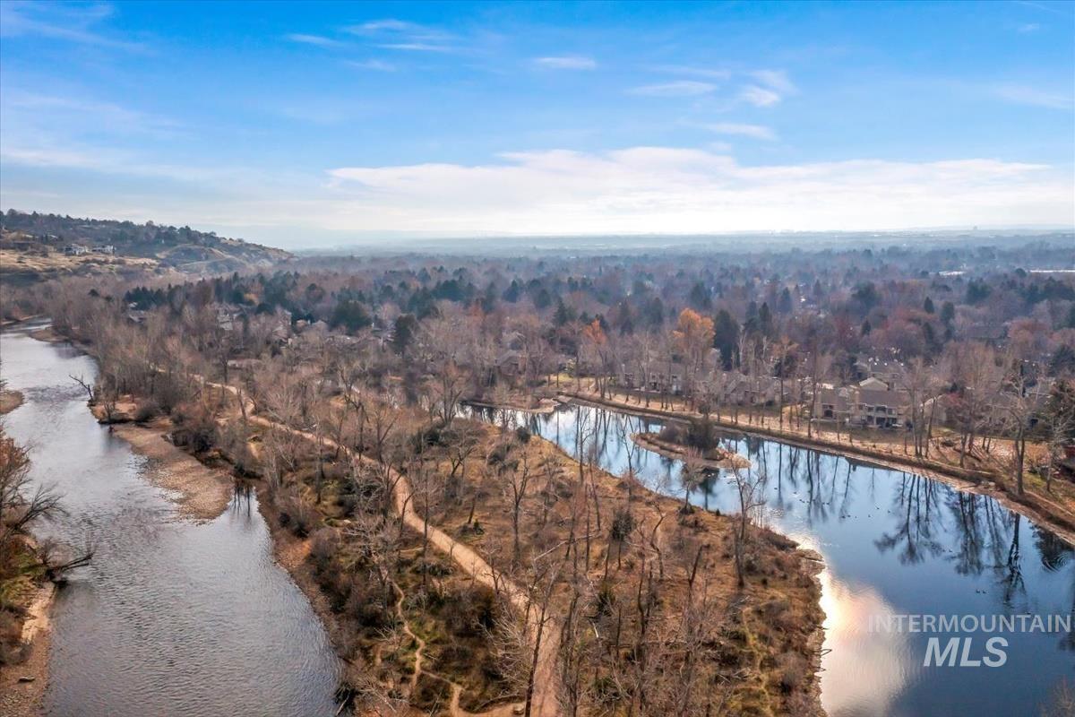 812 E Riverpark Lane, Boise, Idaho 83716, 2 Bedrooms, 2.5 Bathrooms, Residential For Sale, Price $585,000,MLS 98968993