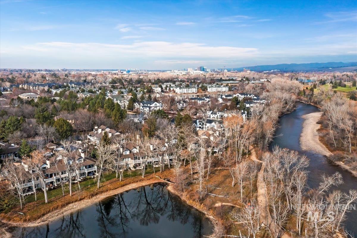 812 E Riverpark Lane, Boise, Idaho 83716, 2 Bedrooms, 2.5 Bathrooms, Residential For Sale, Price $585,000,MLS 98968993