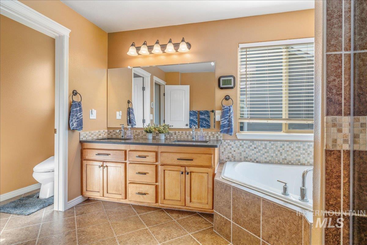 2915 S Nephrite Way, Meridian, Idaho 83642-3165, 4 Bedrooms, 2.5 Bathrooms, Residential For Sale, Price $570,000,MLS 98968997