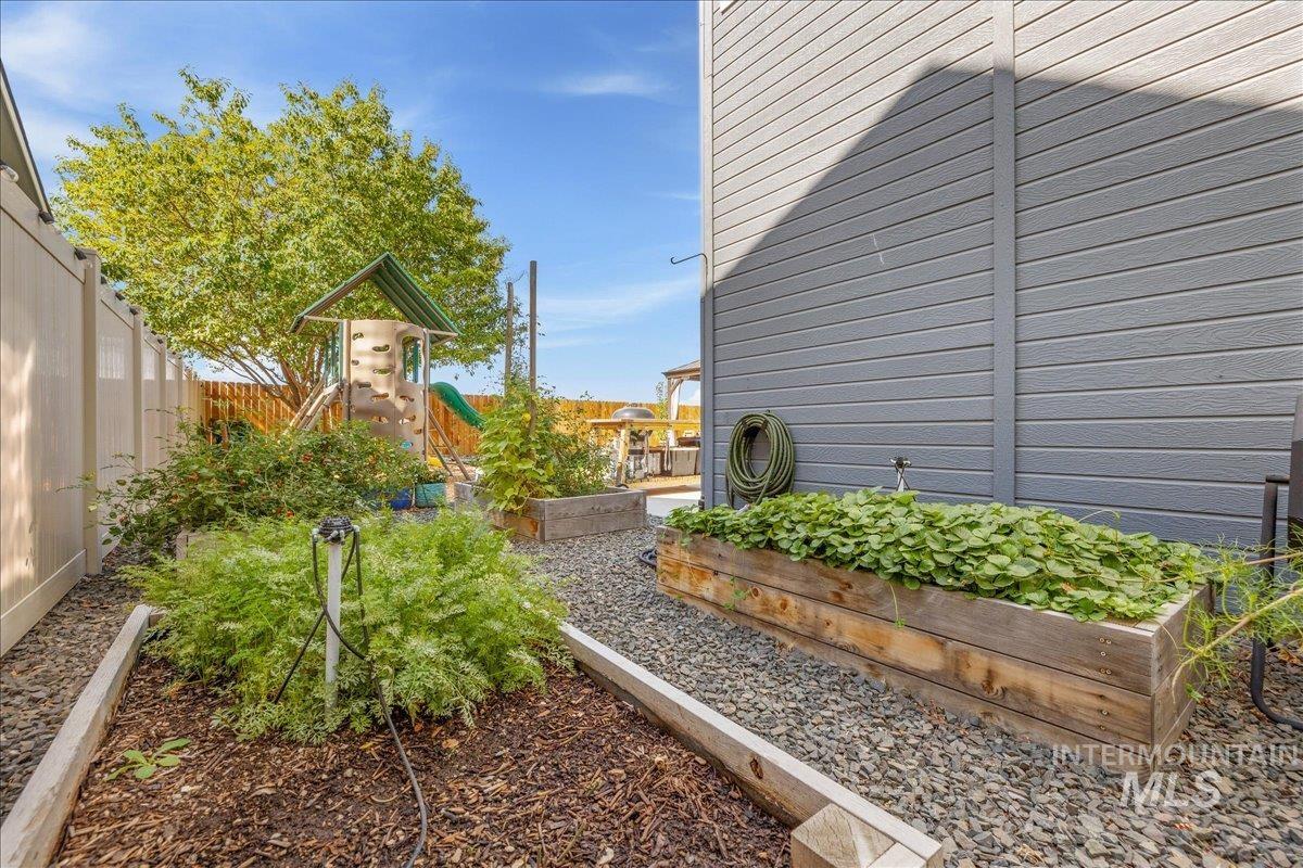 2915 S Nephrite Way, Meridian, Idaho 83642-3165, 4 Bedrooms, 2.5 Bathrooms, Residential For Sale, Price $570,000,MLS 98968997