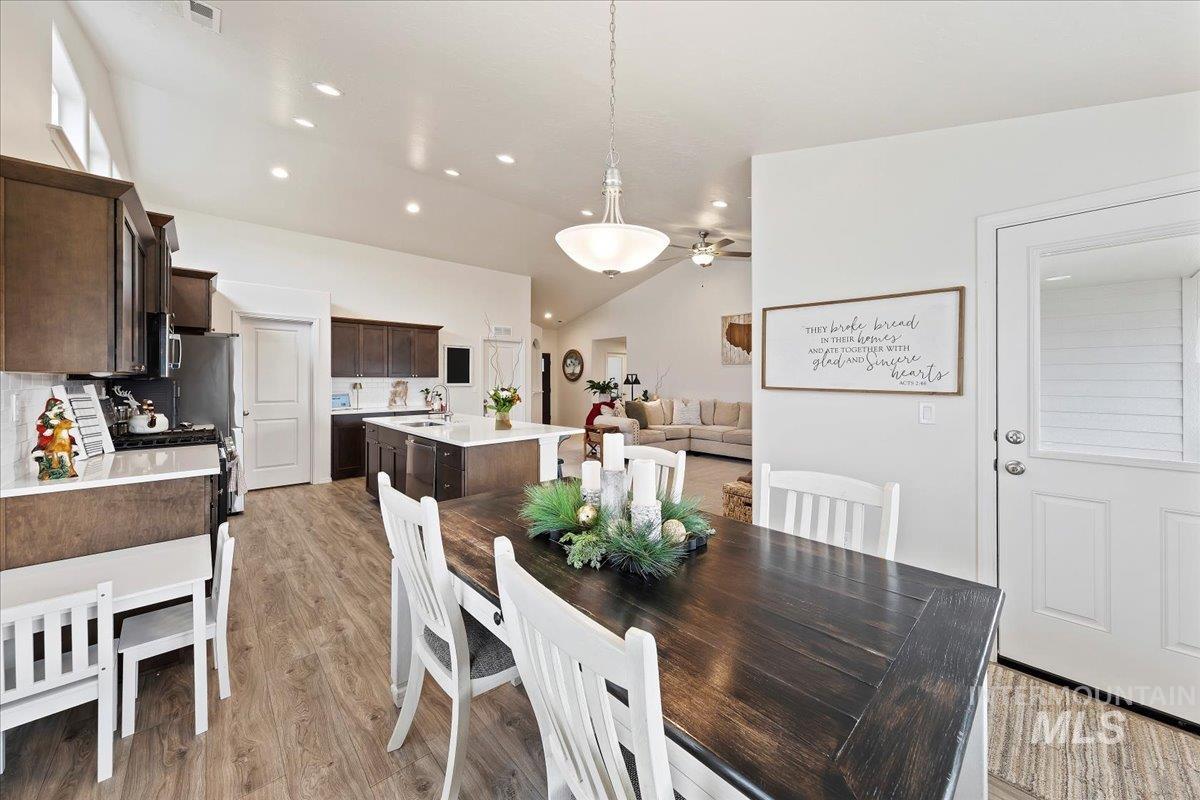 1289 Sundog Ave, Middleton, Idaho 83644, 3 Bedrooms, 2 Bathrooms, Residential For Sale, Price $439,900,MLS 98969014