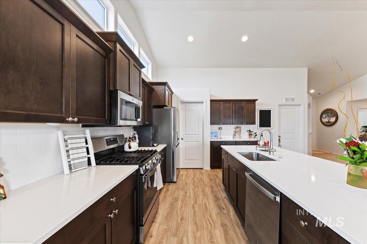 1289 Sundog Ave, Middleton, Idaho 83644, 3 Bedrooms, 2 Bathrooms, Residential For Sale, Price $439,900,MLS 98969014