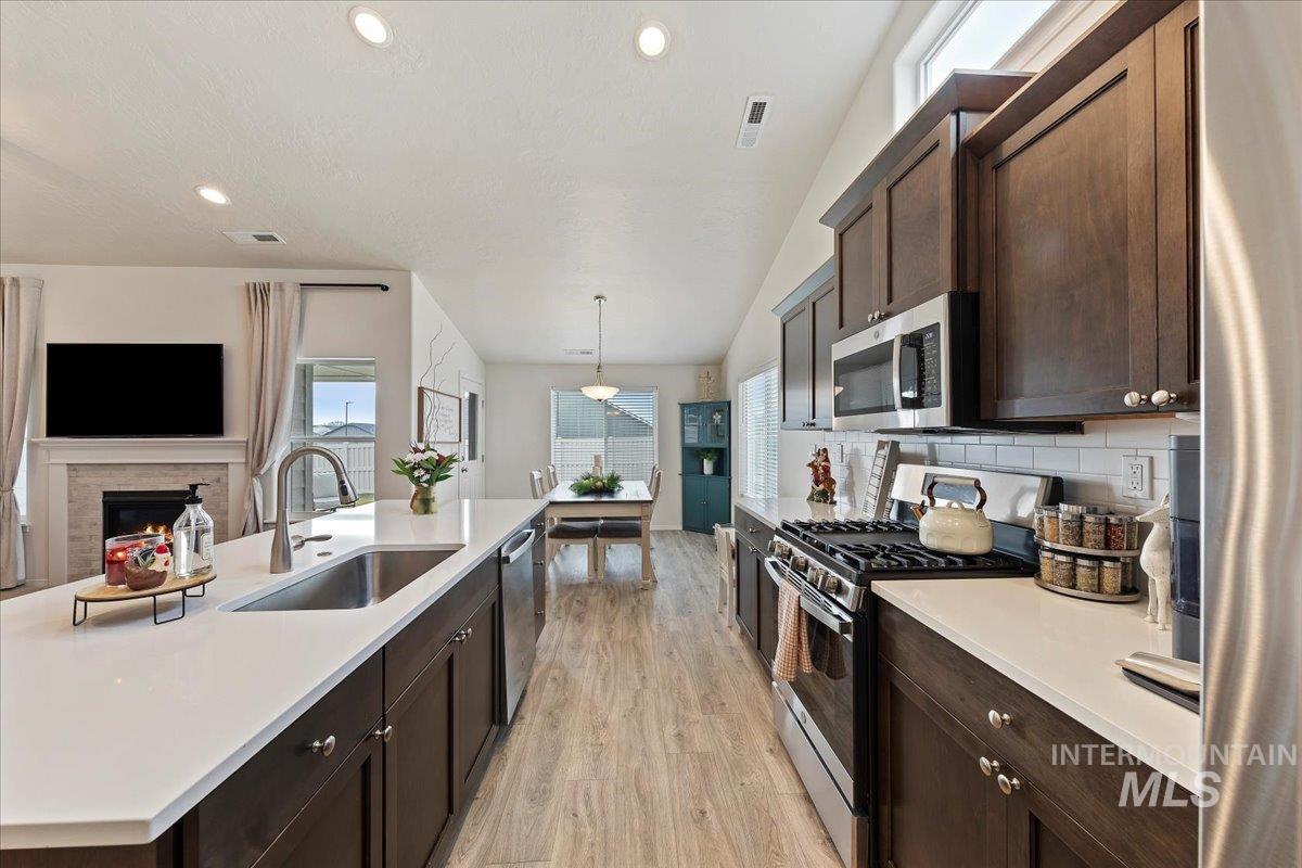 1289 Sundog Ave, Middleton, Idaho 83644, 3 Bedrooms, 2 Bathrooms, Residential For Sale, Price $439,900,MLS 98969014