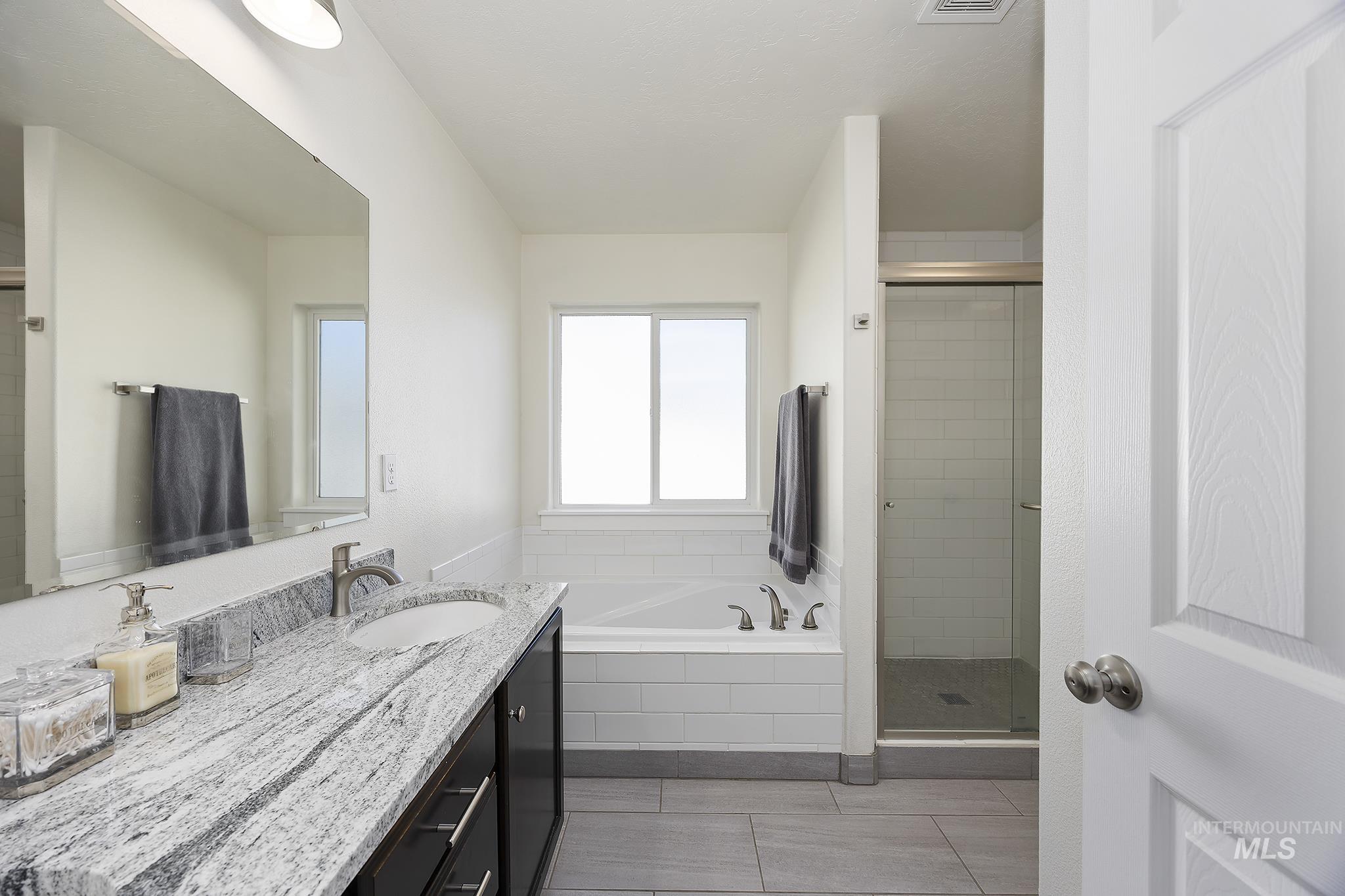 234 Canyon Crest Dr W, Twin Falls, Idaho 83301, 4 Bedrooms, 3 Bathrooms, Residential For Sale, Price $490,000,MLS 98969018