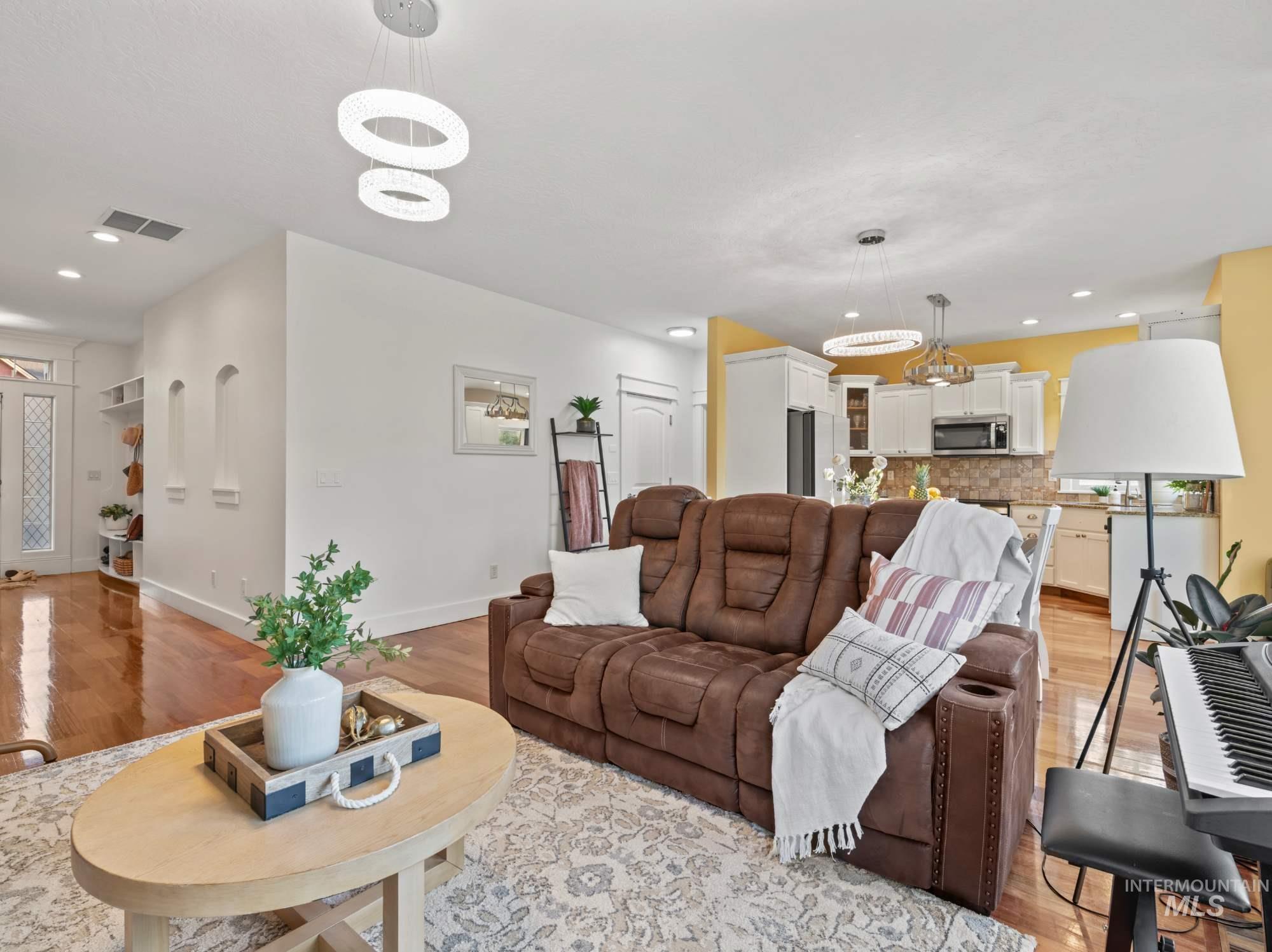 1328 W Cobblefield St., Meridian, Idaho 83646, 4 Bedrooms, 2.5 Bathrooms, Residential For Sale, Price $477,000,MLS 98969020