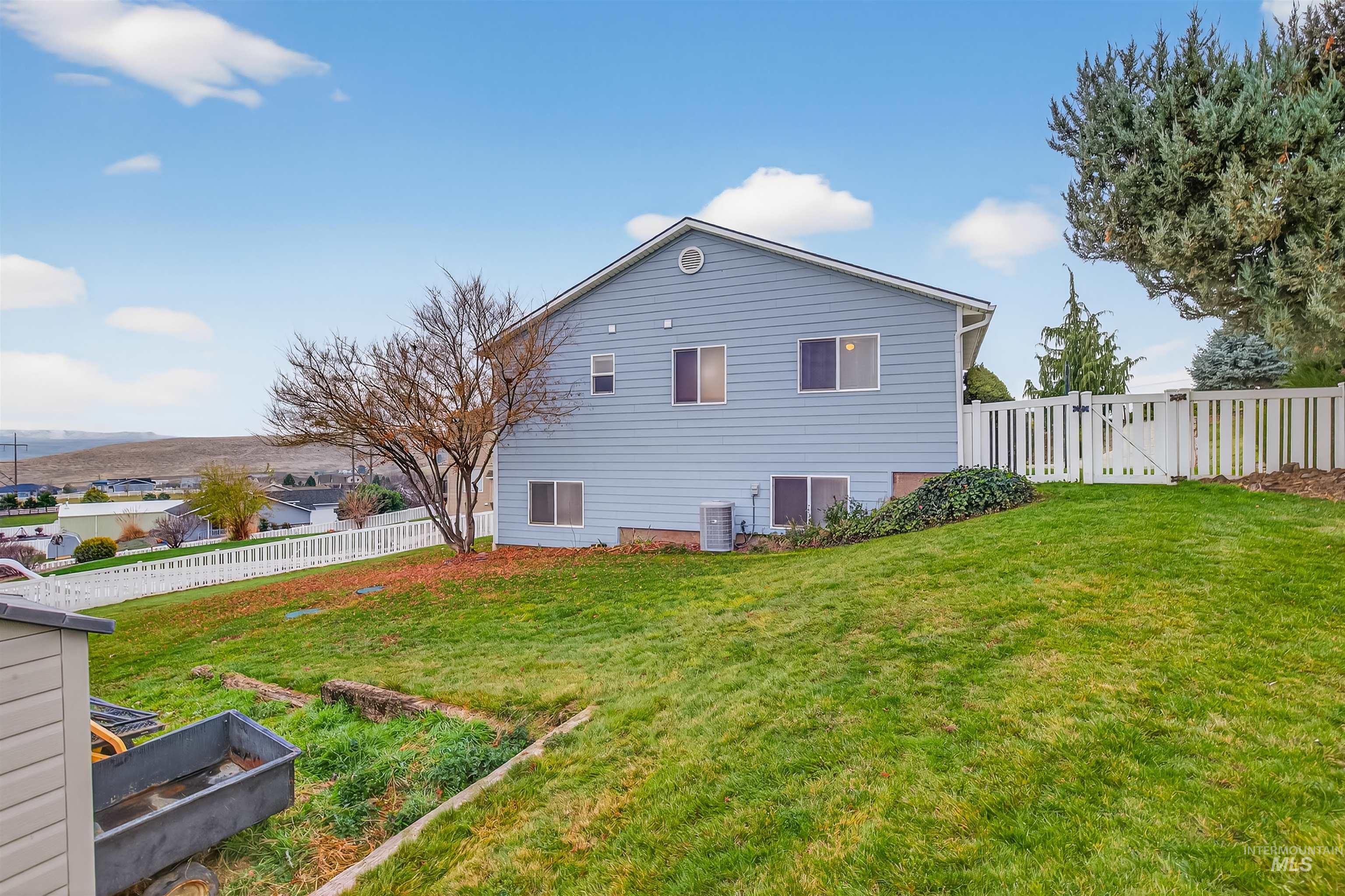 2995 Dove Drive, Clarkston, Washington 99403, 6 Bedrooms, 3 Bathrooms, Residential For Sale, Price $535,000,MLS 98969044