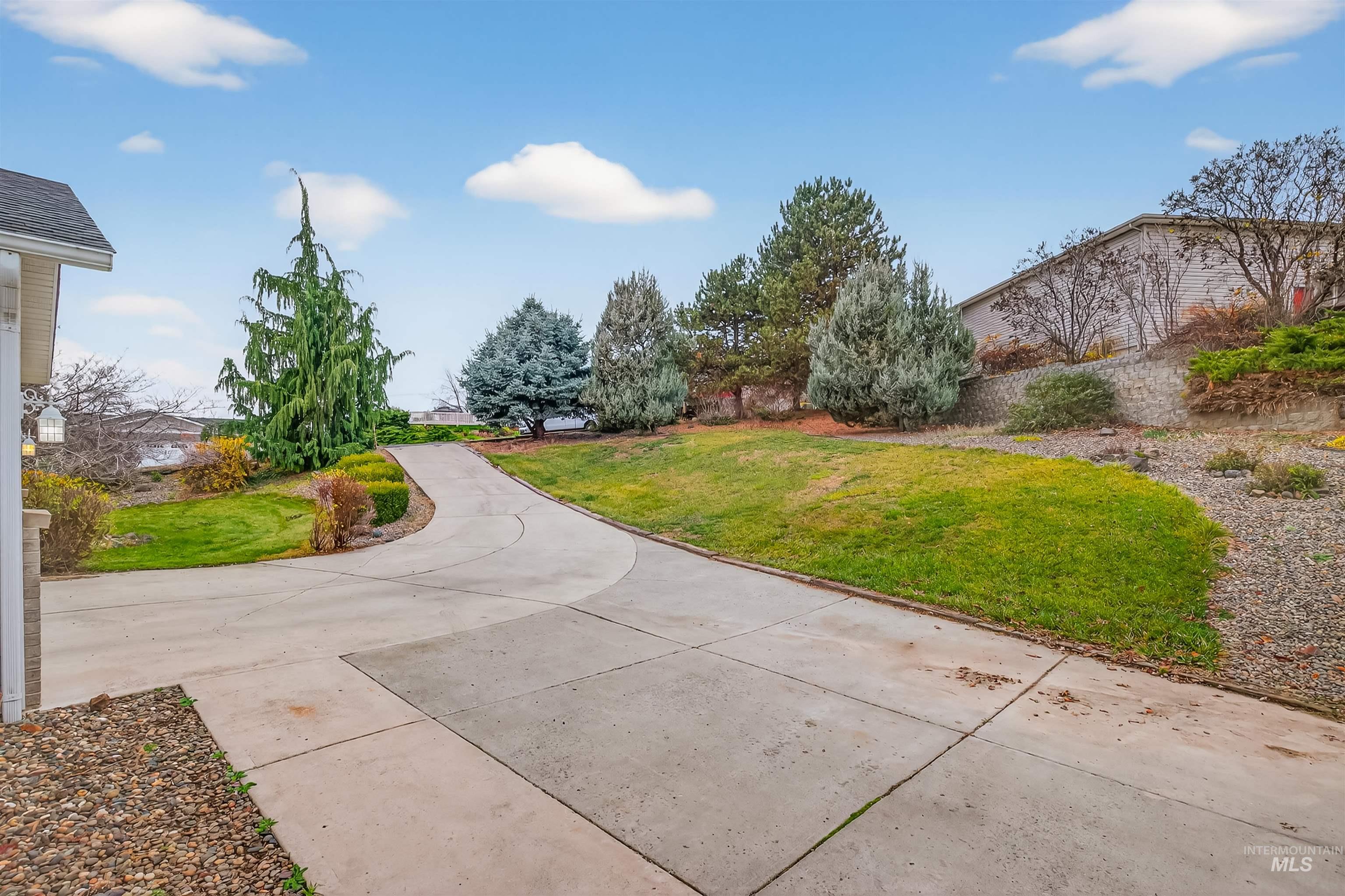 2995 Dove Drive, Clarkston, Washington 99403, 6 Bedrooms, 3 Bathrooms, Residential For Sale, Price $499,900, 98969044