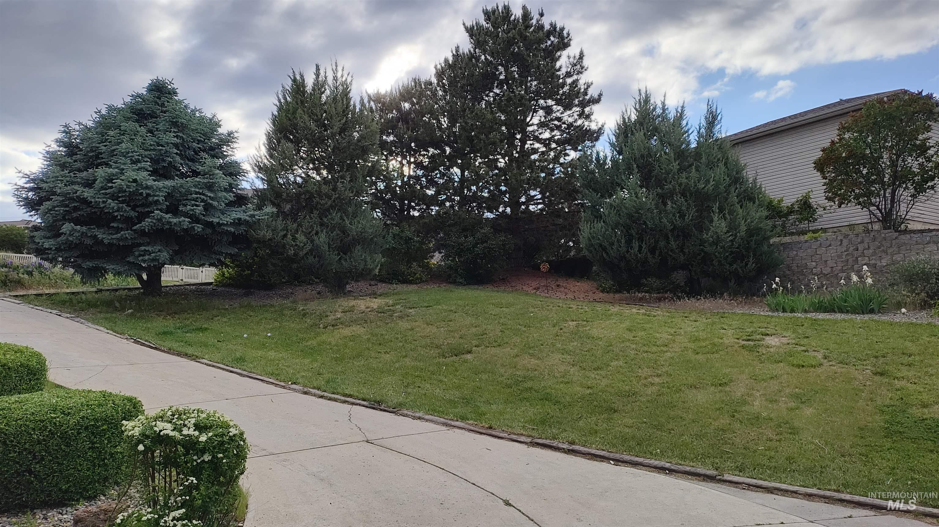 2995 Dove Drive, Clarkston, Washington 99403, 6 Bedrooms, 3 Bathrooms, Residential For Sale, Price $535,000,MLS 98969044