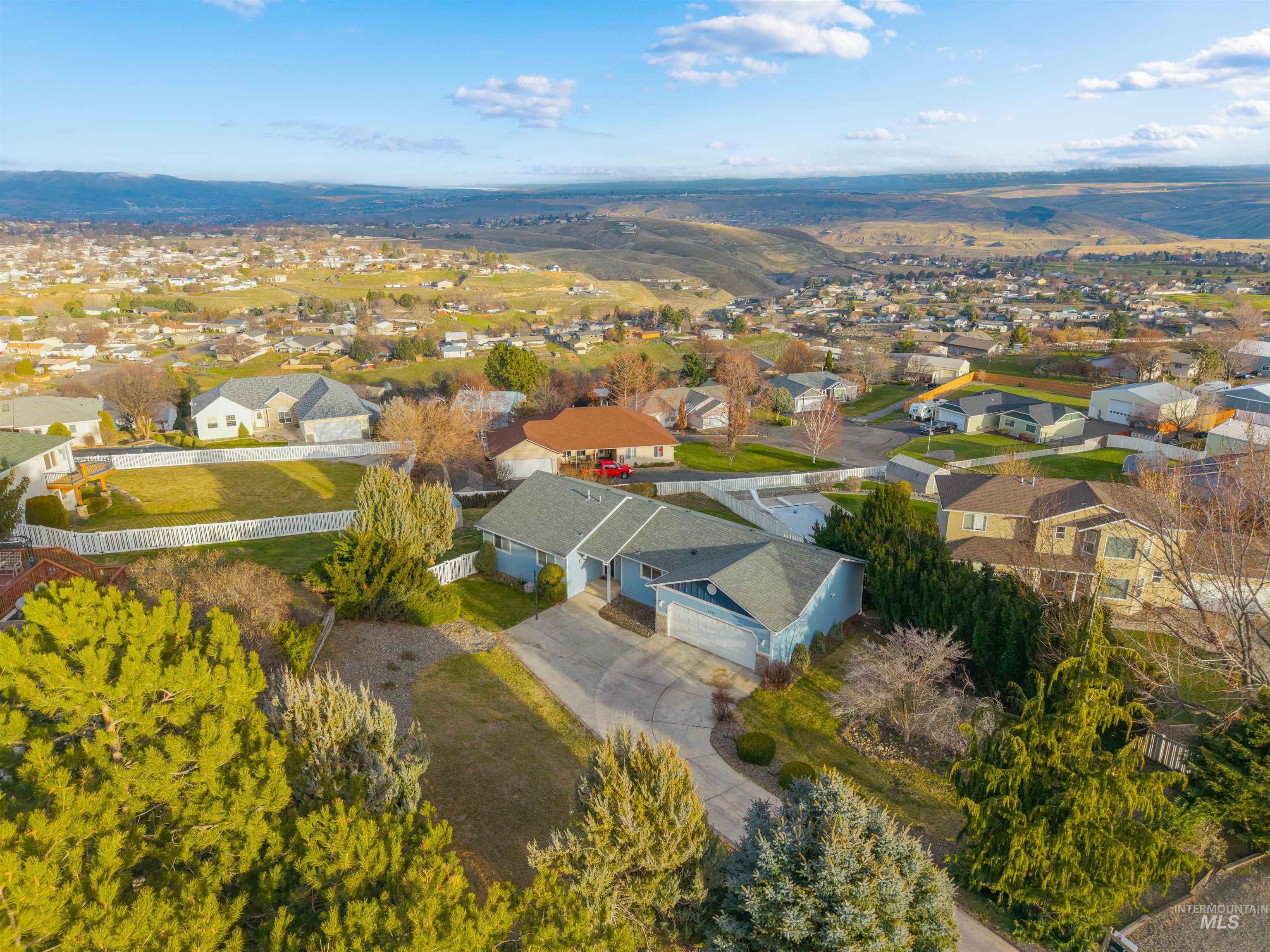 2995 Dove Drive, Clarkston, Washington 99403, 6 Bedrooms, 3 Bathrooms, Residential For Sale, Price $535,000,MLS 98969044