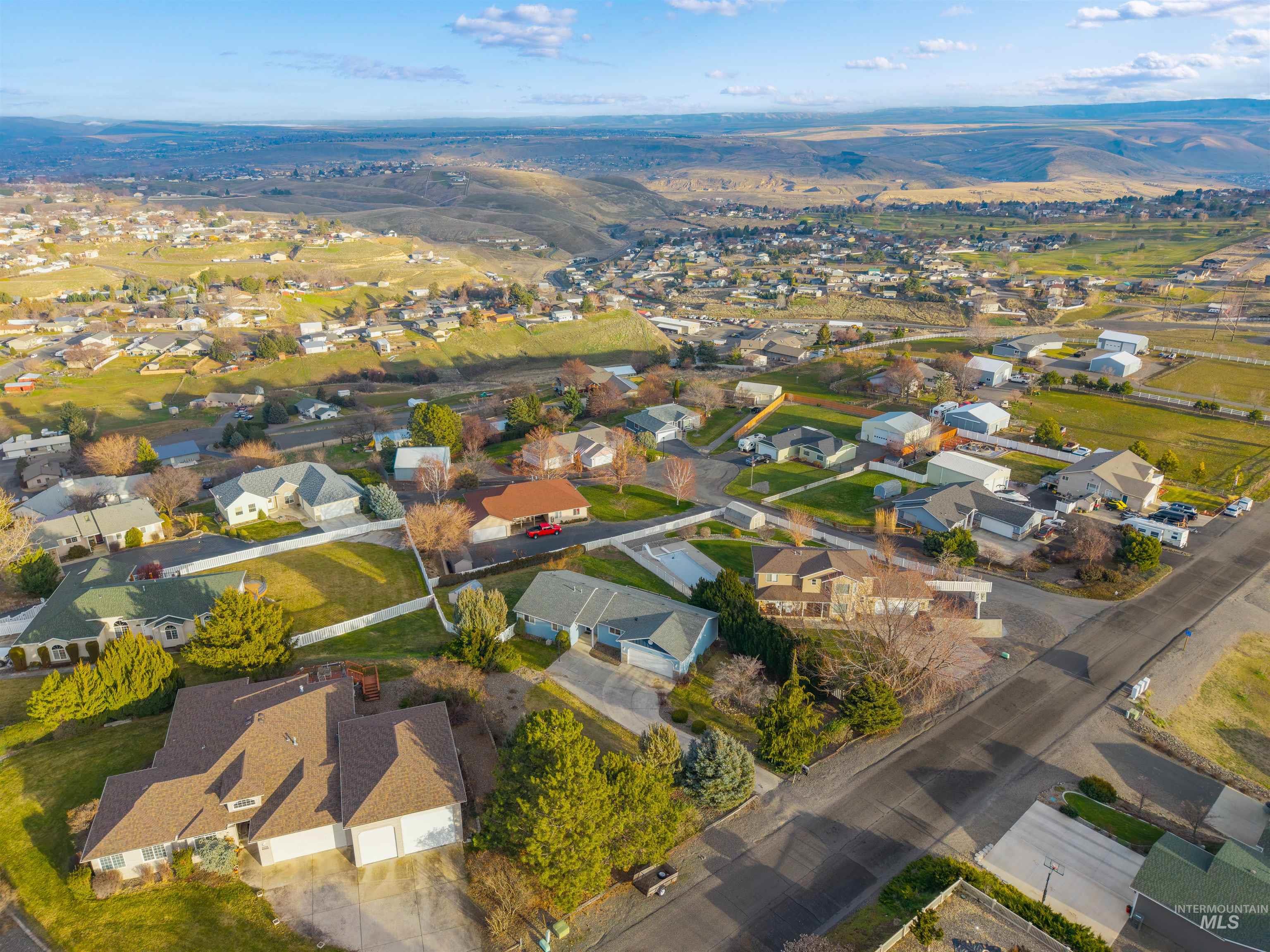 2995 Dove Drive, Clarkston, Washington 99403, 6 Bedrooms, 3 Bathrooms, Residential For Sale, Price $535,000,MLS 98969044