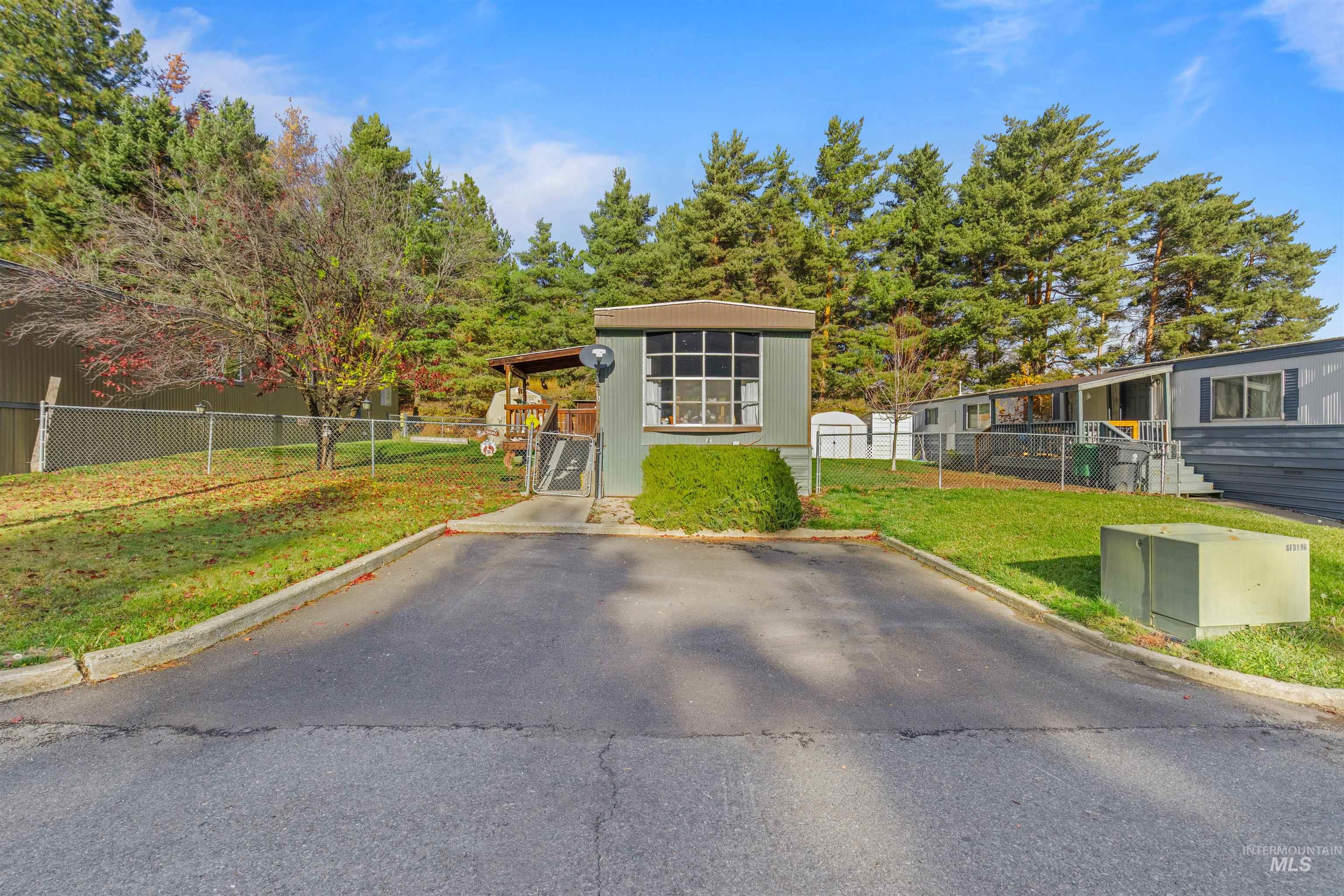 Manufactured / mobile home with a gate
