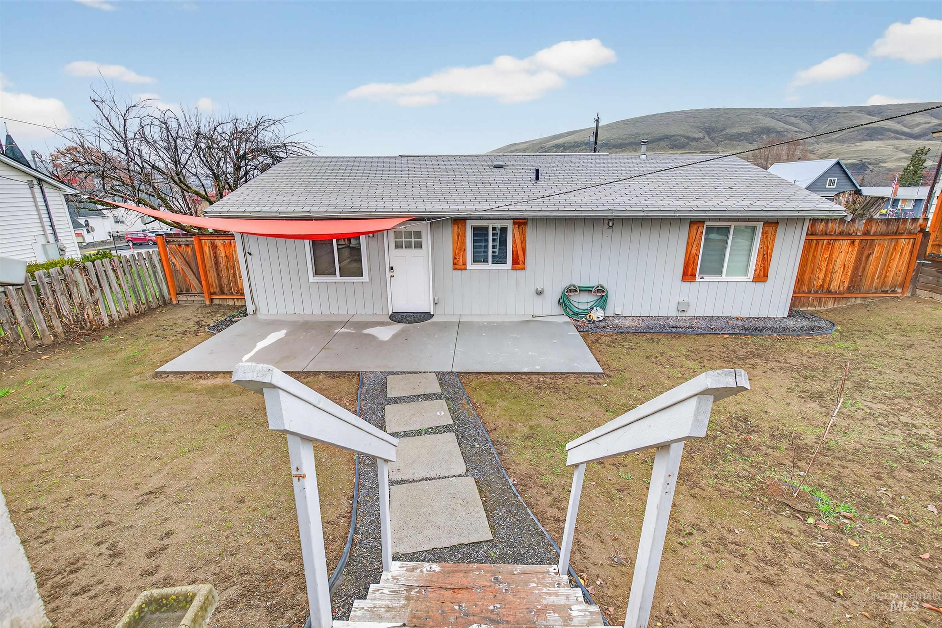 406 2nd Street, Asotin, Washington 99402, 3 Bedrooms, 1 Bathroom, Residential For Sale, Price $335,000,MLS 98969064