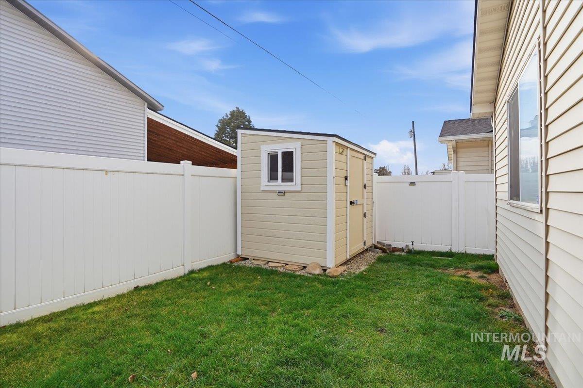 1349 E Willowbrook Ct., Meridian, Idaho 83646, 2 Bedrooms, 2 Bathrooms, Residential For Sale, Price $349,500,MLS 98969071