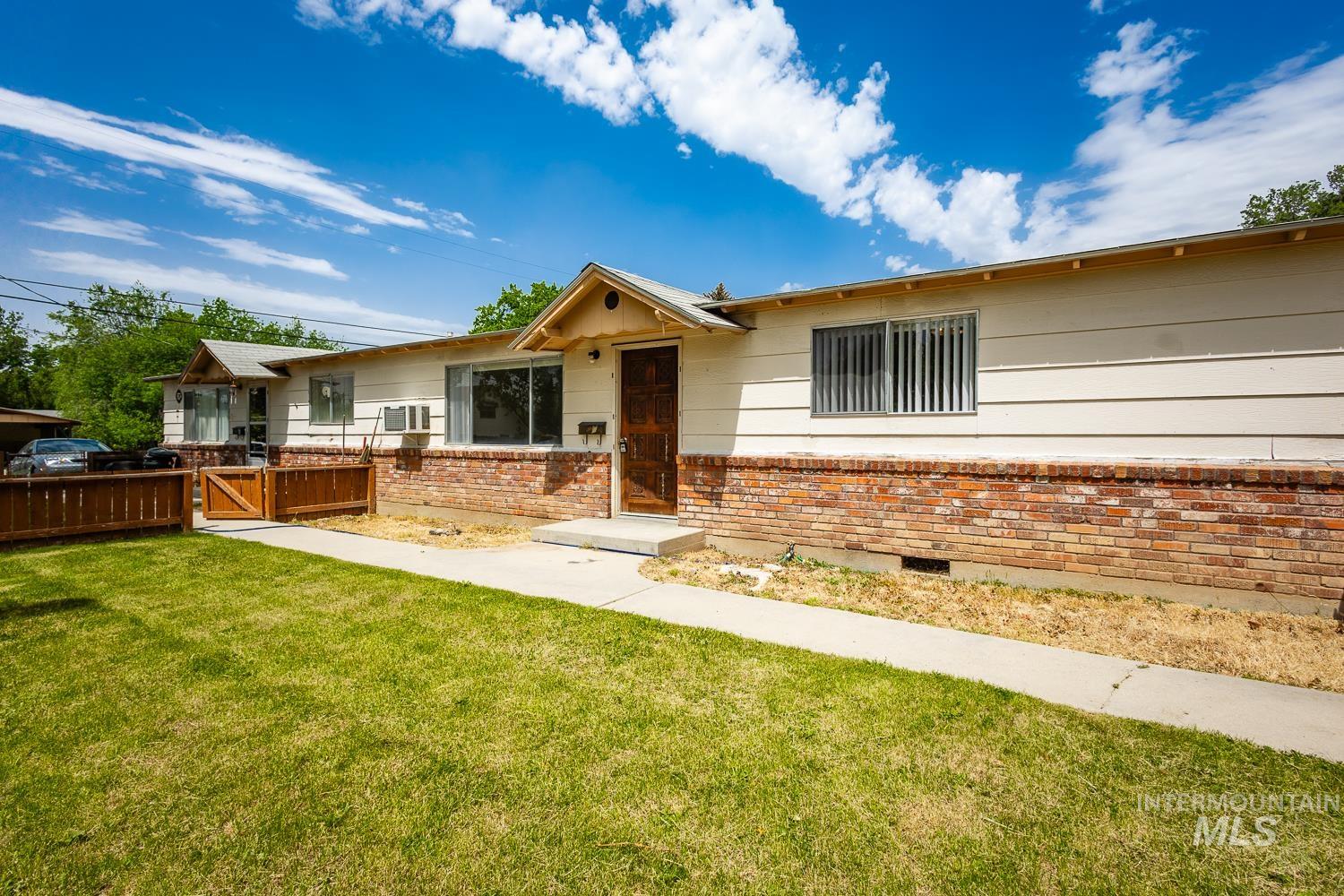 918 NW 4th St, Meridian, Idaho 83646-2186, 2 Bedrooms, 1 Bathroom, Residential Income For Sale, Price $674,900,MLS 98969120