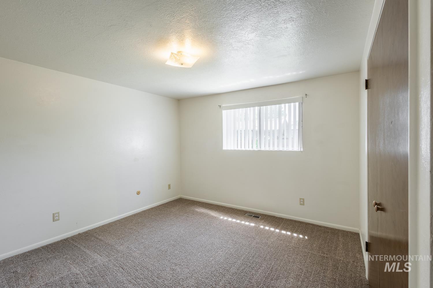918 NW 4th St, Meridian, Idaho 83646-2186, 2 Bedrooms, 1 Bathroom, Residential Income For Sale, Price $674,900,MLS 98969120