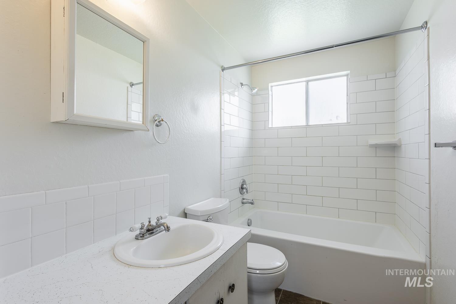 918 NW 4th St, Meridian, Idaho 83646-2186, 2 Bedrooms, 1 Bathroom, Residential Income For Sale, Price $674,900,MLS 98969120