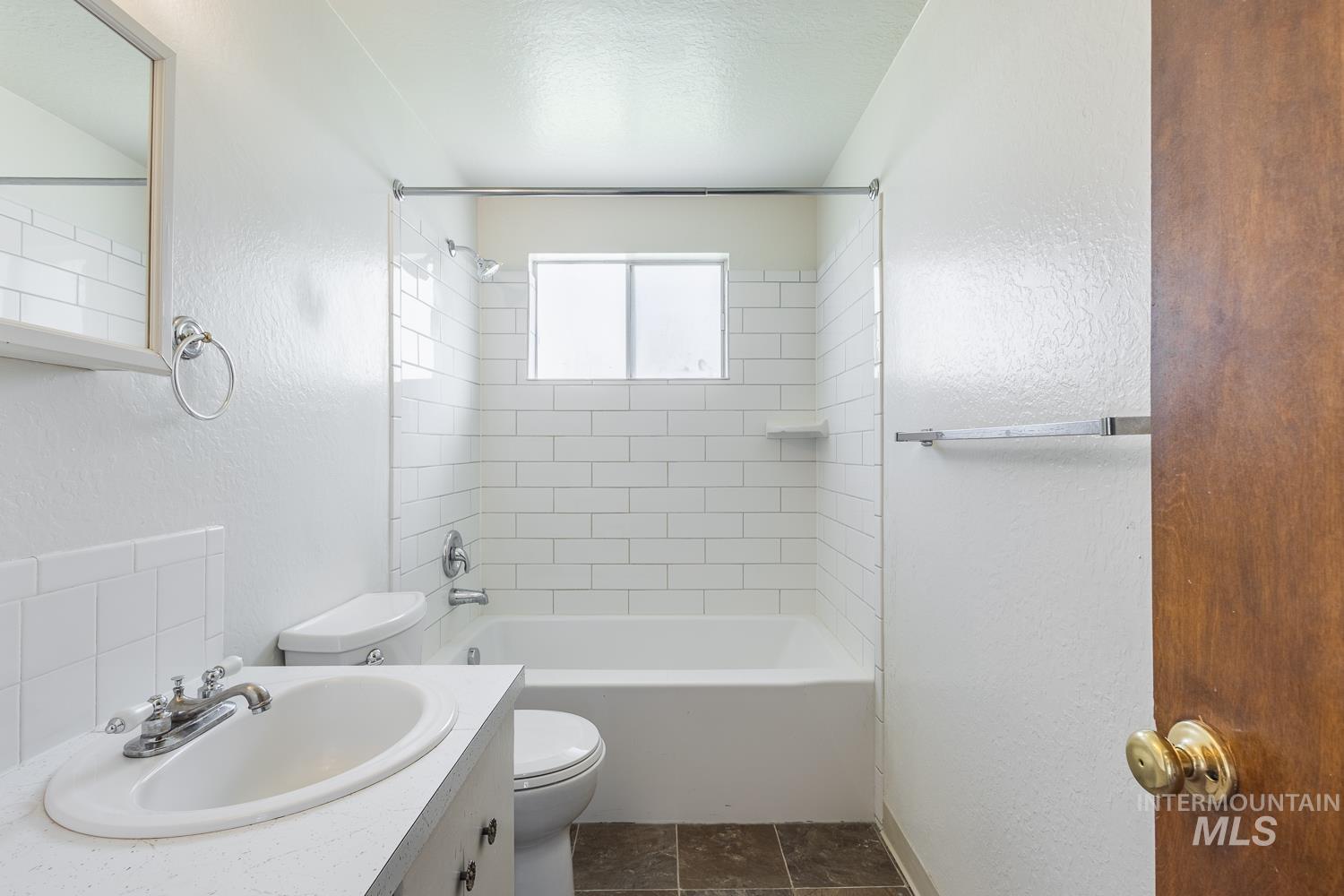 918 NW 4th St, Meridian, Idaho 83646-2186, 2 Bedrooms, 1 Bathroom, Residential Income For Sale, Price $674,900,MLS 98969120