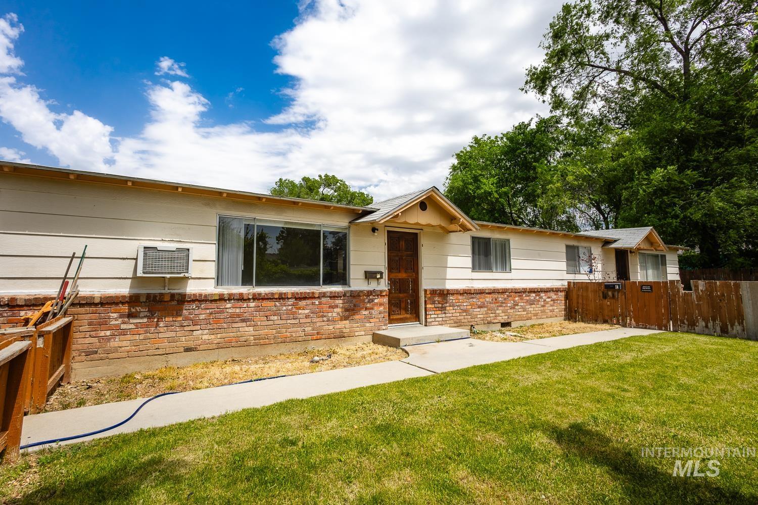 918 NW 4th St, Meridian, Idaho 83646-2186, 2 Bedrooms, 1 Bathroom, Residential Income For Sale, Price $674,900,MLS 98969120