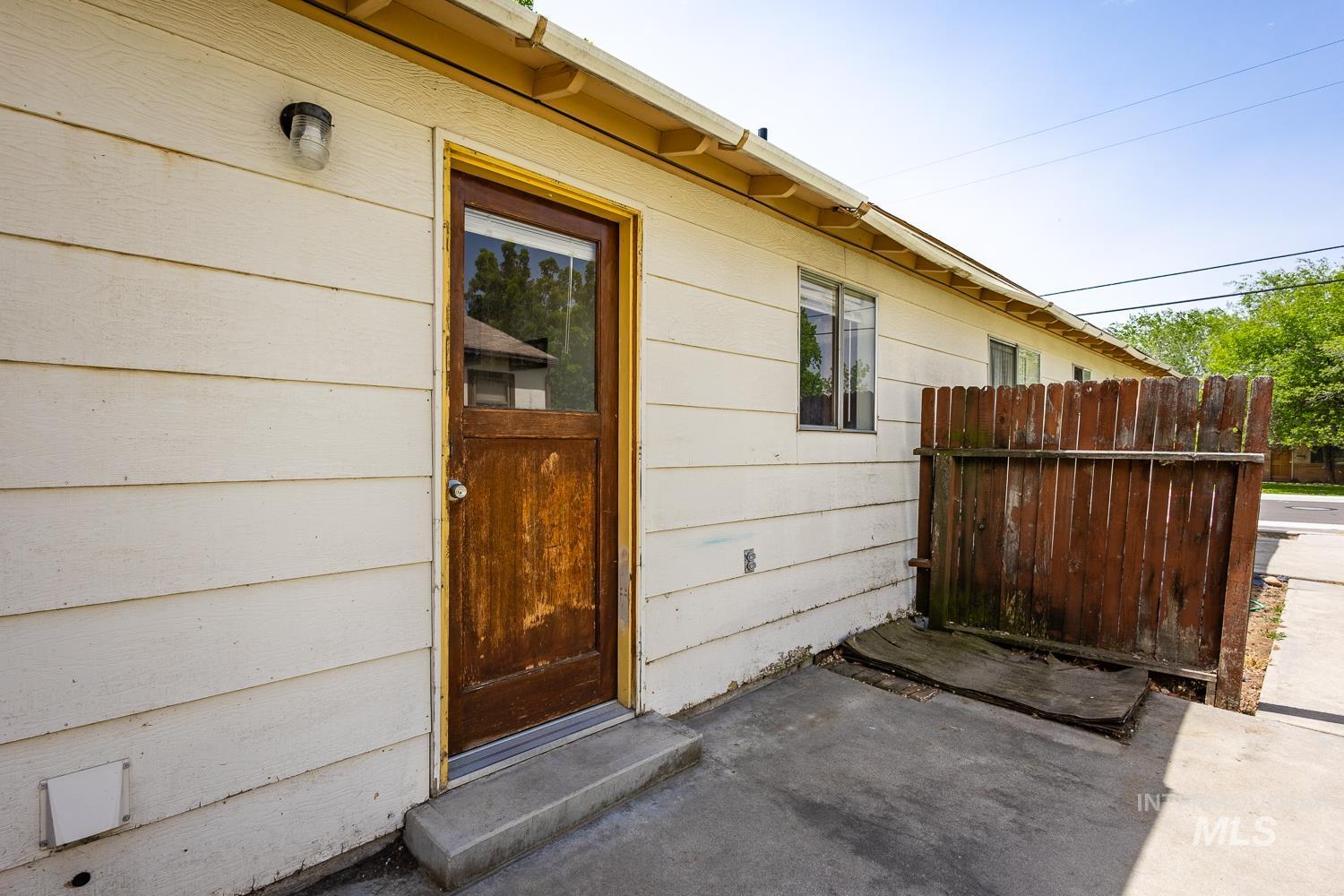 918 NW 4th St, Meridian, Idaho 83646-2186, 2 Bedrooms, 1 Bathroom, Residential Income For Sale, Price $674,900,MLS 98969120
