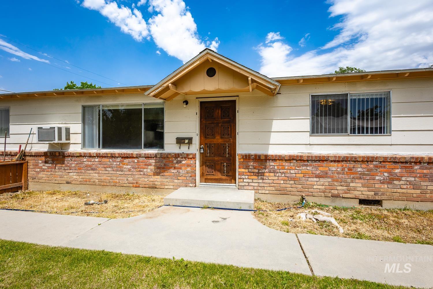 918 NW 4th St, Meridian, Idaho 83646-2186, 2 Bedrooms, 1 Bathroom, Residential Income For Sale, Price $674,900,MLS 98969120