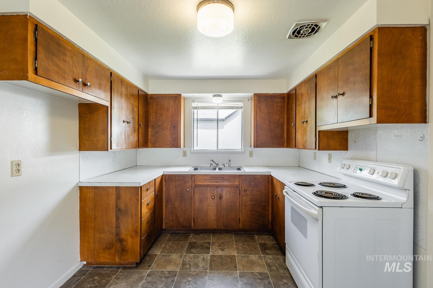 918 NW 4th St, Meridian, Idaho 83646-2186, 2 Bedrooms, 1 Bathroom, Residential Income For Sale, Price $674,900,MLS 98969120