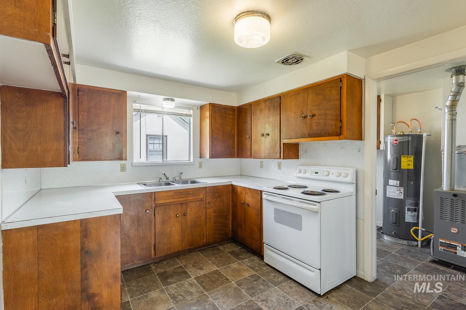 918 NW 4th St, Meridian, Idaho 83646-2186, 2 Bedrooms, 1 Bathroom, Residential Income For Sale, Price $674,900,MLS 98969120